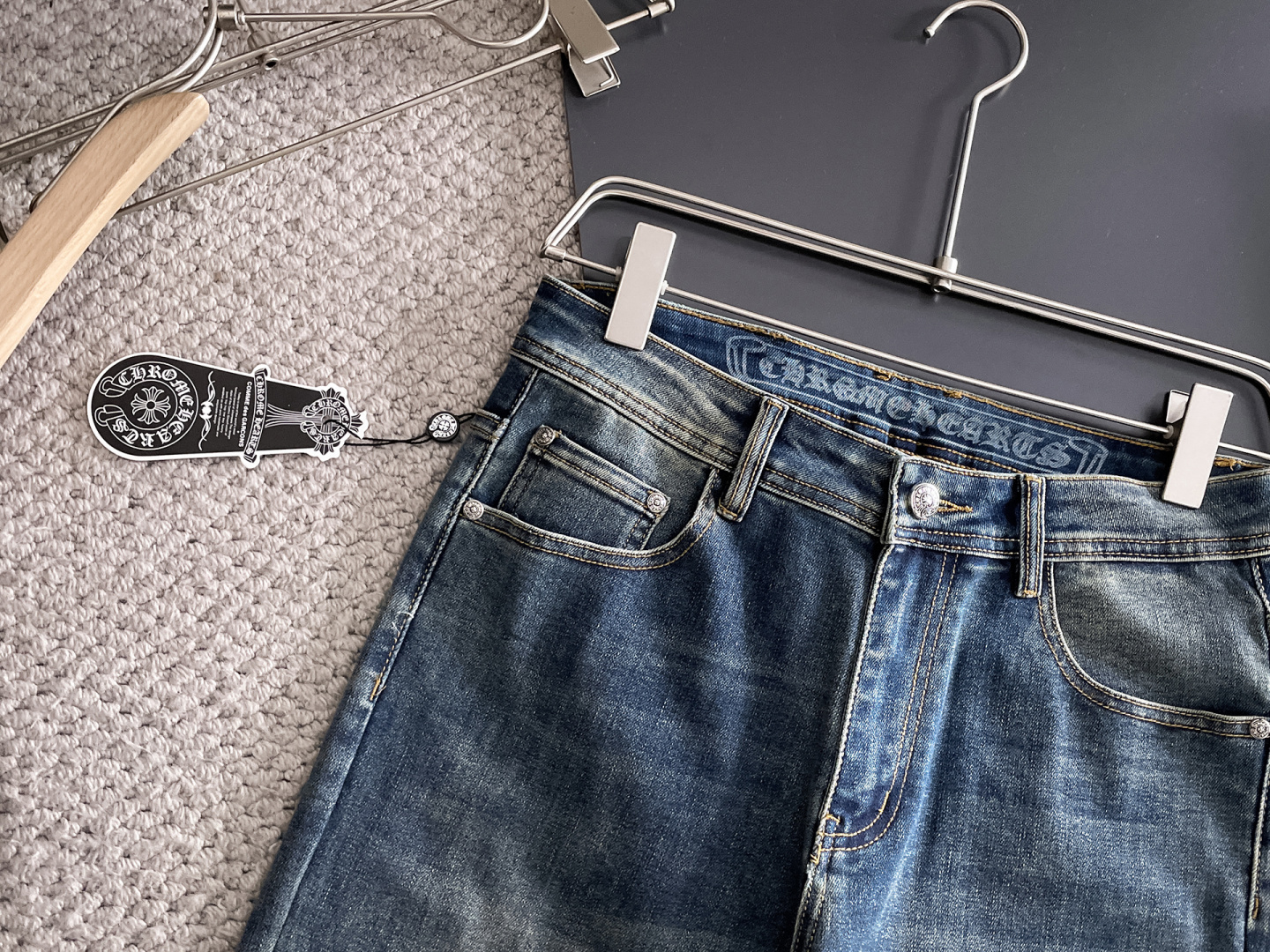 克罗心 男士丹宁牛仔裤，官宣画册海报穿搭款！ 客供高级进口的丹宁原色面料，特选日本冈山纯正13oz 盎司