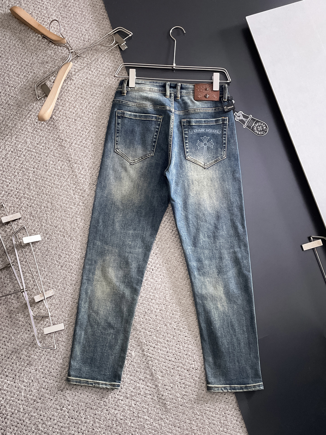 克罗心 男士丹宁牛仔裤，官宣画册海报穿搭款！ 客供高级进口的丹宁原色面料，特选日本冈山纯正13oz 盎司