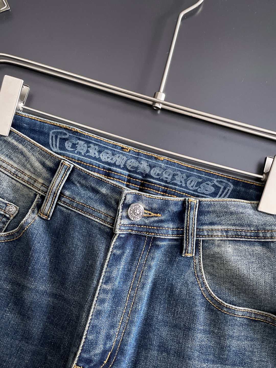 克罗心 男士丹宁牛仔裤，官宣画册海报穿搭款！ 客供高级进口的丹宁原色面料，特选日本冈山纯正13oz 盎司