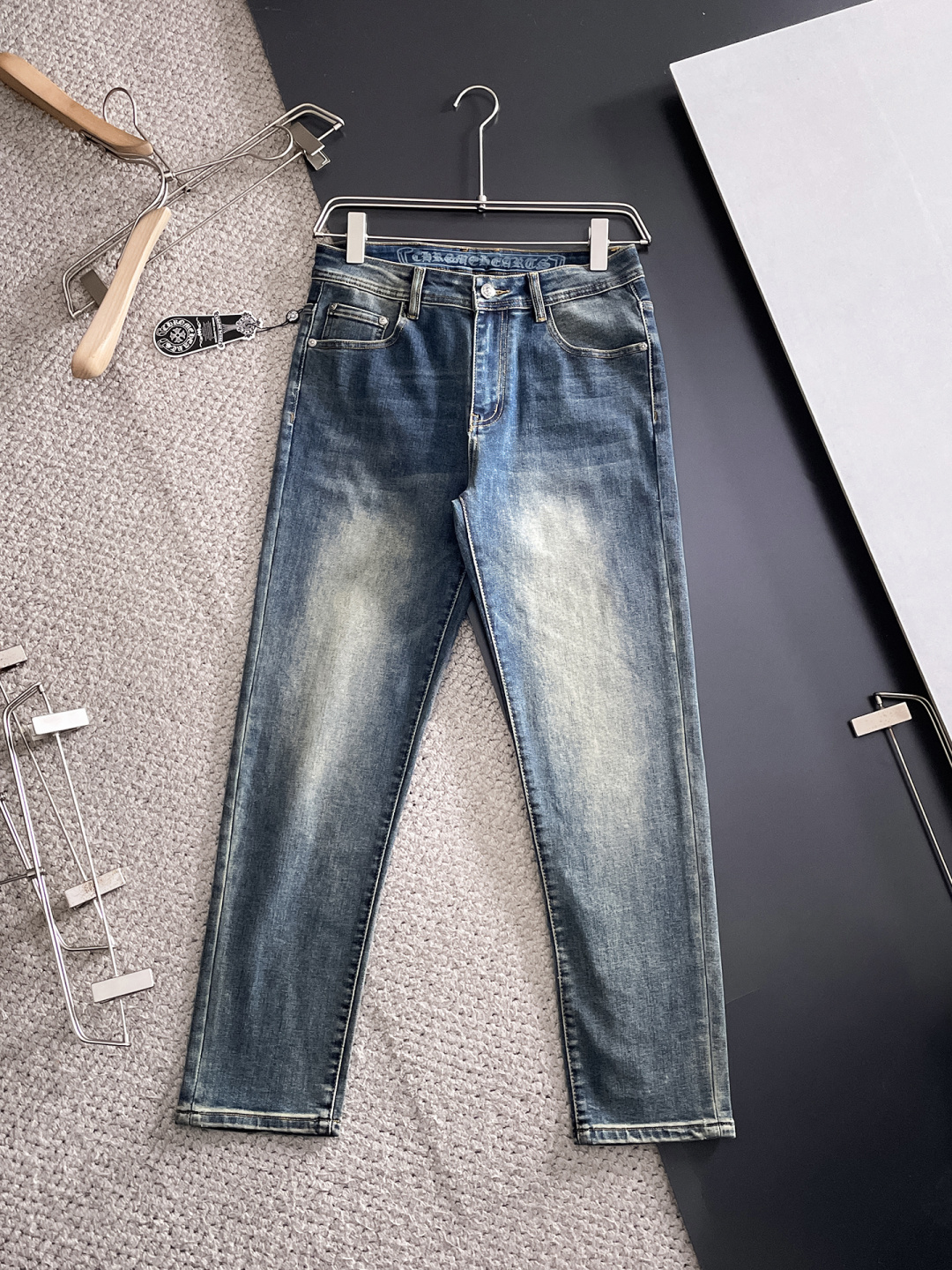 克罗心 男士丹宁牛仔裤，官宣画册海报穿搭款！ 客供高级进口的丹宁原色面料，特选日本冈山纯正13oz 盎司