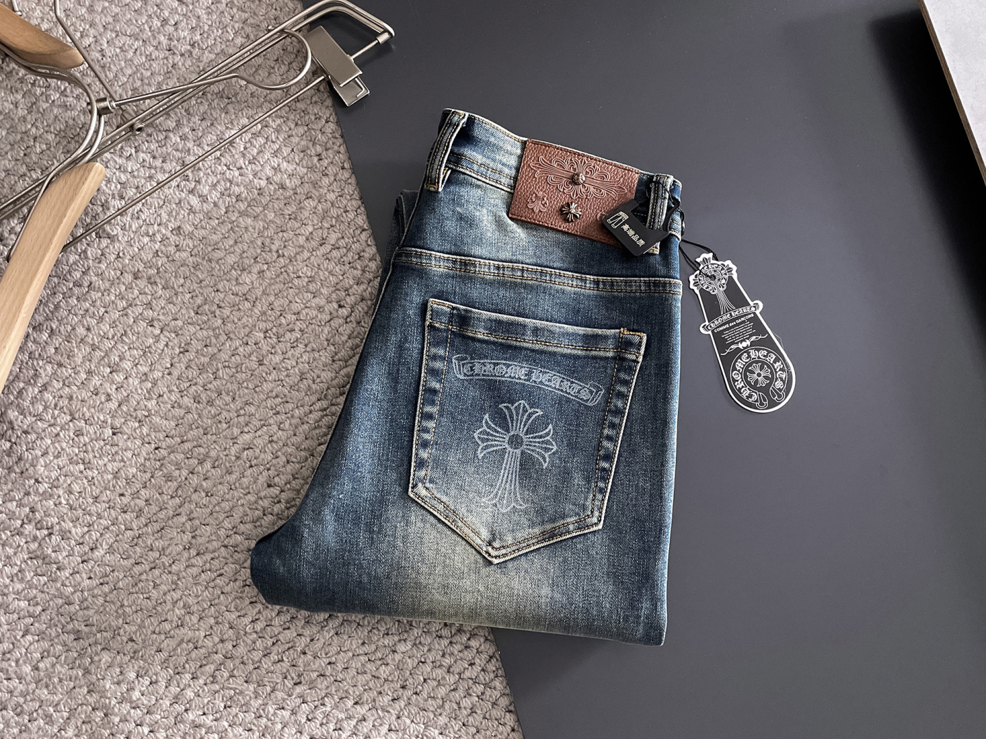 NO:625831,Croxin men's denim jeans, official album and poster wear style!  High-grade imported denim raw color fabrics are supplied to customers, and the pure 13oz denim fabrics from Okayama, Japan are specially selected. Heavy-duty environmentally friendly plant enzyme washing process is used. The texture has a light retro color, which is quite beautiful and is very suitable for autumn and winter color matching. The fabric is soft and delicate after washing, but has strong bones and a slight stretch, providing an excellent comfortable experience. There is no damage from any technological elements throughout the body, retaining the purest tannin color!  The details throughout the body are perfect, exquisite and sophisticated. The latest leather label on the waist highlights the brand's characteristics. The hardware accessories, leather label and wiring all reflect the craftsmanship!  The silhouette is perfectly tailored and has excellent butt lift and slimming effect. It can be easily matched with any top in the wardrobe. It has wide compatibility and is suitable for various daily wear. The upper body is full of style. It is a must-have trousers for those who are obsessed with quality control and 1V!  Size 29-38 (not 35.37),,chrome hearts,jeans,alexander wang19860909克罗心 男士丹宁牛仔裤,官宣画册海报穿搭款！ 客供高级进口的丹宁原色面料,特选日本冈山纯正13oz 盎司牛仔布料,重磅环保植物酵素水洗工艺,肌理有着淡淡的复古色彩,相当漂亮,极符合秋冬的配色,面料经过水洗后柔软细腻,但筋骨感极强,且略带弹力,提供了绝佳的舒适体验,通身无任何工艺元素破坏,保留了最纯粹的丹宁本色！通身细节完美如斯,精湛且考究,最新的腰部皮标彰显了品牌特质,五金配件、皮标、走线无不体现出匠心工艺！版型剪裁完美,提臀修身效果绝佳,可轻松横扫衣橱任何的上装搭配,兼容性广泛,满足于日常各种穿搭,上身型款十足,于品质控及1V迷控者必入型裤装！ 尺码29—38（没35.37）,,chrome hearts,jeans,alexander wang,Men's clothing