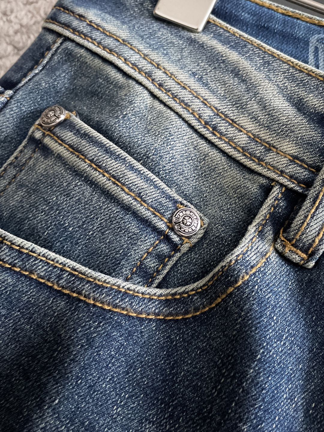 克罗心 男士丹宁牛仔裤，官宣画册海报穿搭款！ 客供高级进口的丹宁原色面料，特选日本冈山纯正13oz 盎司