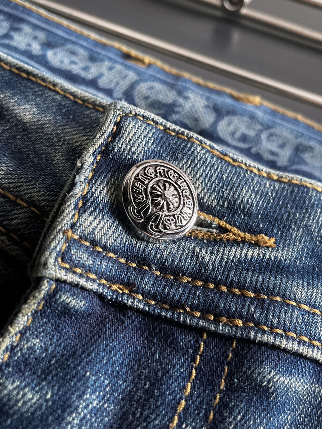 克罗心 男士丹宁牛仔裤，官宣画册海报穿搭款！ 客供高级进口的丹宁原色面料，特选日本冈山纯正13oz 盎司