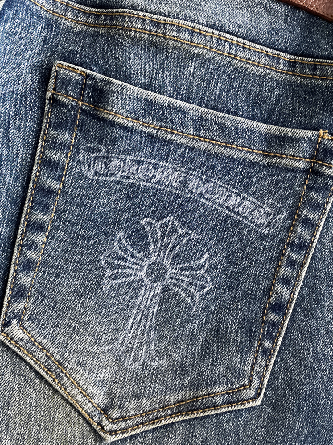 克罗心 男士丹宁牛仔裤，官宣画册海报穿搭款！ 客供高级进口的丹宁原色面料，特选日本冈山纯正13oz 盎司