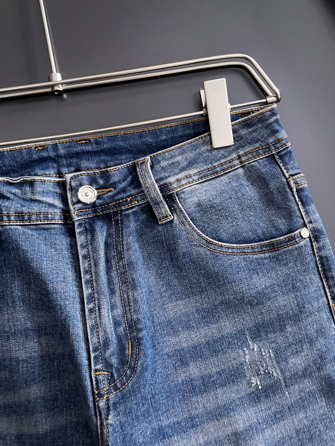 miu miu 男士丹宁牛仔裤，官宣画册海报穿搭款！ 客供高级进口的丹宁原色面料，特选日本冈山纯正13o