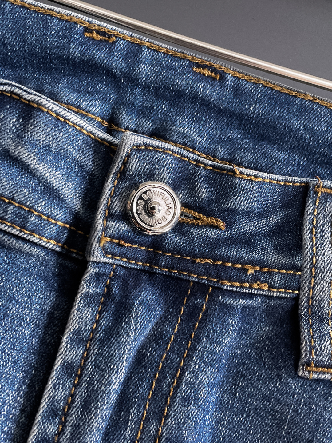 miu miu 男士丹宁牛仔裤，官宣画册海报穿搭款！ 客供高级进口的丹宁原色面料，特选日本冈山纯正13o