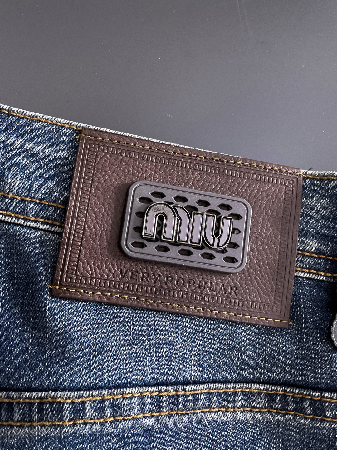 miu miu 男士丹宁牛仔裤，官宣画册海报穿搭款！ 客供高级进口的丹宁原色面料，特选日本冈山纯正13o