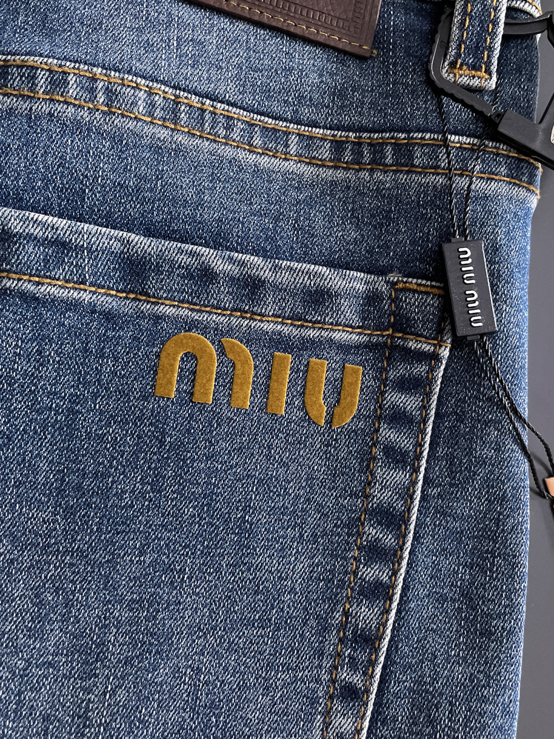 miu miu 男士丹宁牛仔裤，官宣画册海报穿搭款！ 客供高级进口的丹宁原色面料，特选日本冈山纯正13o