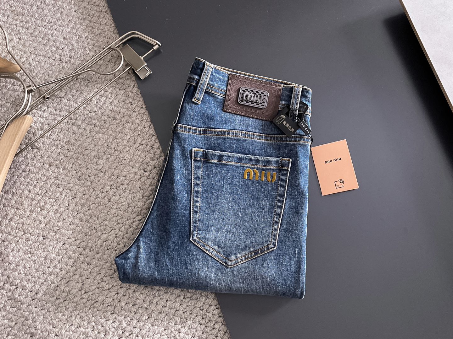 NO:625839,miu miu men's denim jeans, official album and poster style!  High-grade imported denim raw color fabrics are supplied to customers, and the pure 13oz denim fabrics from Okayama, Japan are specially selected. Heavy-duty environmentally friendly plant enzyme washing process is used. The texture has a light retro color, which is quite beautiful and is very suitable for autumn and winter color matching. The fabric is soft and delicate after washing, but has strong bones and a slight stretch, providing an excellent comfortable experience. There is no damage from any technological elements throughout the body, retaining the purest tannin color!  The details throughout the body are perfect, exquisite and sophisticated. The latest leather label on the waist highlights the brand's characteristics. The hardware accessories, leather label and wiring all reflect the craftsmanship!  The silhouette is perfectly tailored and has excellent butt lift and slimming effect. It can be easily matched with any top in the wardrobe. It has wide compatibility and is suitable for various daily wear. The upper body is full of style. It is a must-have trousers for those who are obsessed with quality control and 1V!  Size 29-38 (not 35.37),,miumiu,jeans,alexander wang19860909miu miu 男士丹宁牛仔裤,官宣画册海报穿搭款！ 客供高级进口的丹宁原色面料,特选日本冈山纯正13oz 盎司牛仔布料,重磅环保植物酵素水洗工艺,肌理有着淡淡的复古色彩,相当漂亮,极符合秋冬的配色,面料经过水洗后柔软细腻,但筋骨感极强,且略带弹力,提供了绝佳的舒适体验,通身无任何工艺元素破坏,保留了最纯粹的丹宁本色！通身细节完美如斯,精湛且考究,最新的腰部皮标彰显了品牌特质,五金配件、皮标、走线无不体现出匠心工艺！版型剪裁完美,提臀修身效果绝佳,可轻松横扫衣橱任何的上装搭配,兼容性广泛,满足于日常各种穿搭,上身型款十足,于品质控及1V迷控者必入型裤装！ 尺码29—38（没35.37）,,miumiu,jeans,alexander wang,Men's clothing