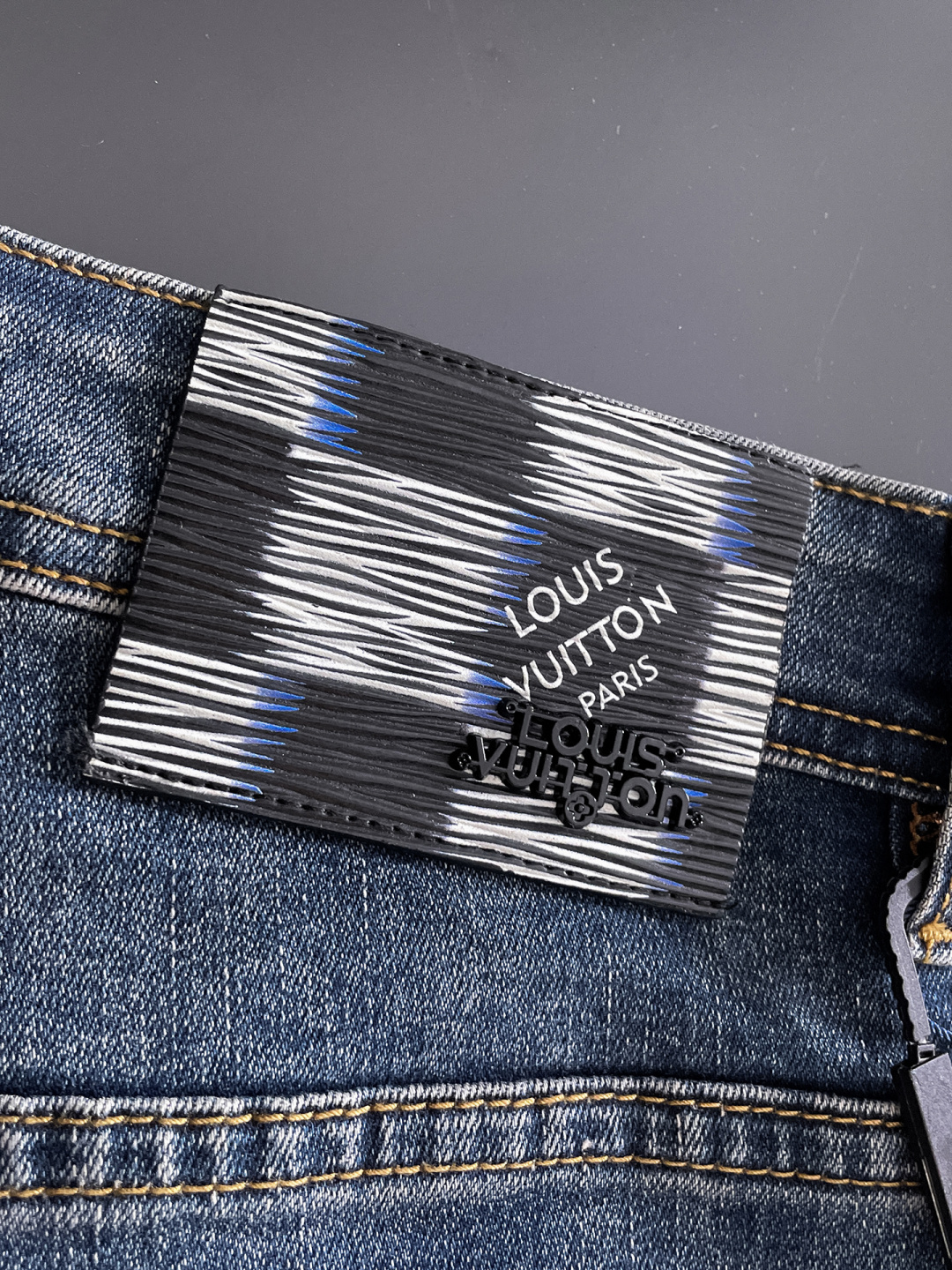 LV 男士丹宁牛仔裤，官宣画册海报穿搭款！ 客供高级进口的丹宁原色面料，特选日本冈山纯正13oz 盎司牛