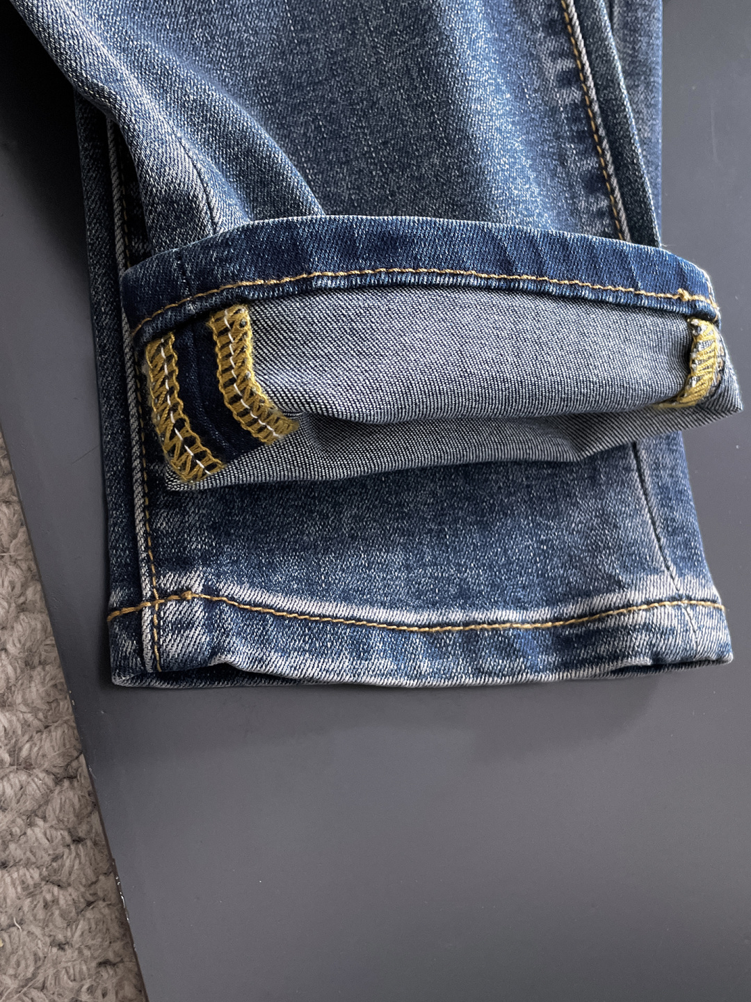 LV 男士丹宁牛仔裤，官宣画册海报穿搭款！ 客供高级进口的丹宁原色面料，特选日本冈山纯正13oz 盎司牛