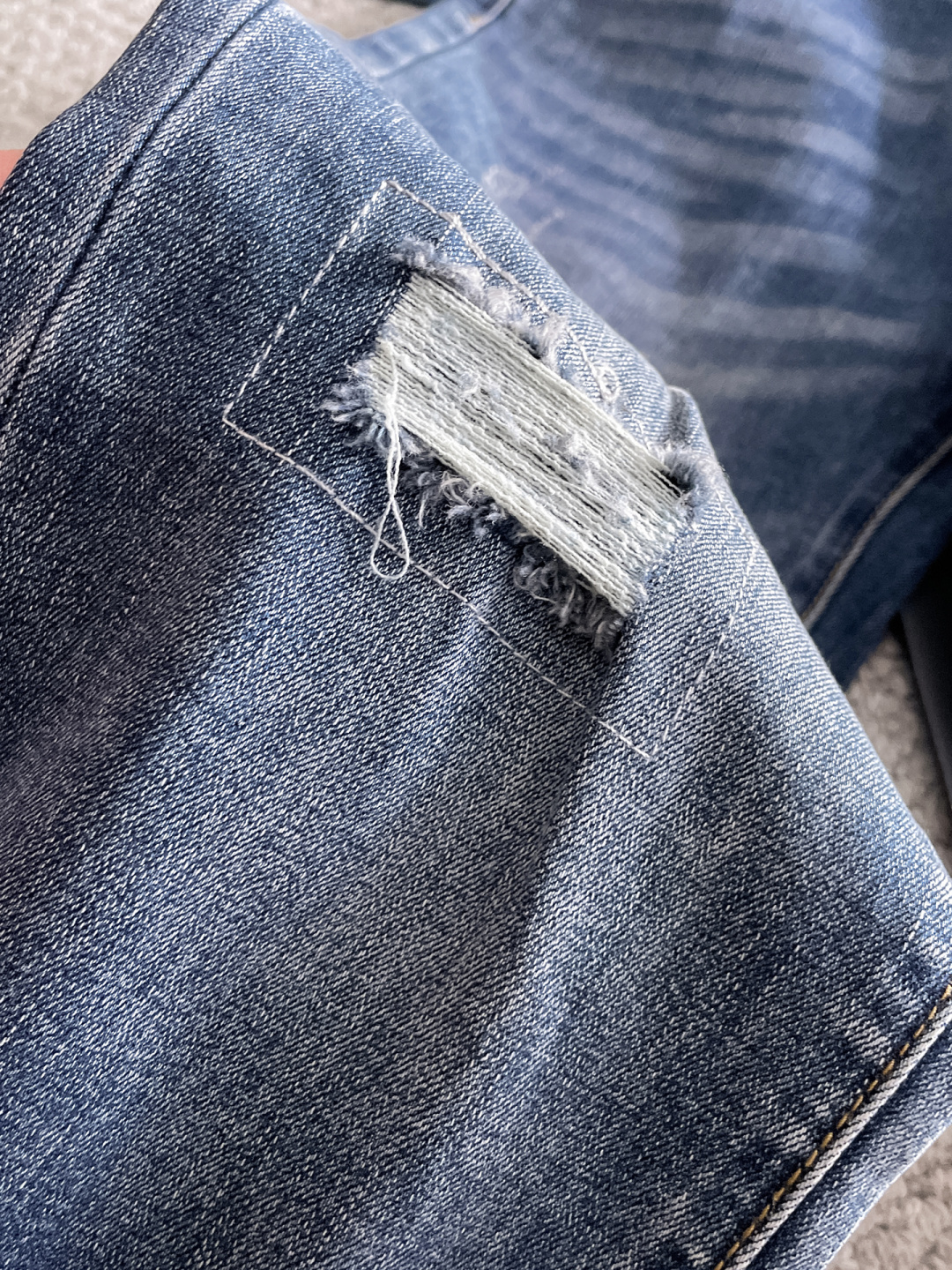 LV 男士丹宁牛仔裤，官宣画册海报穿搭款！ 客供高级进口的丹宁原色面料，特选日本冈山纯正13oz 盎司牛