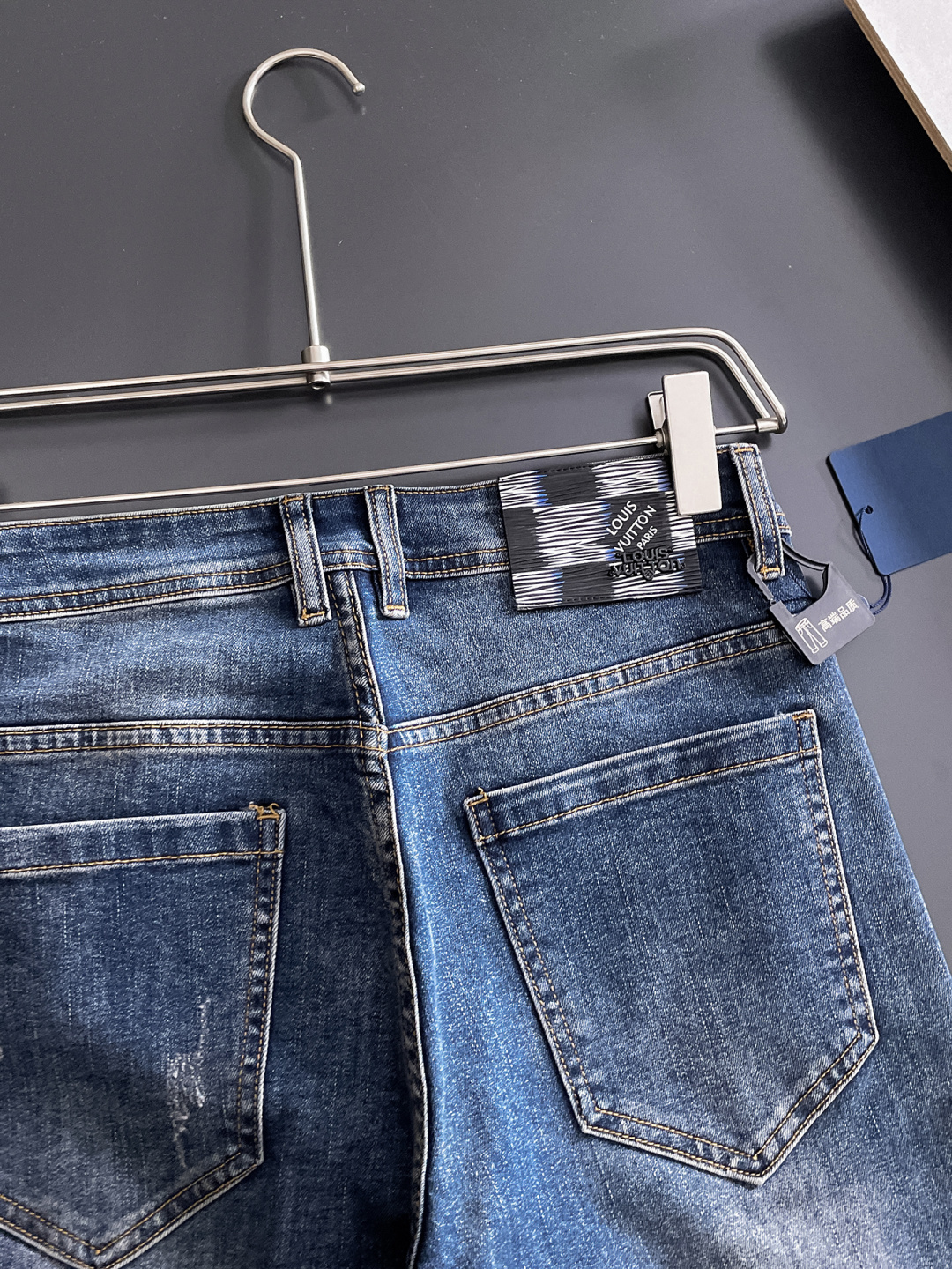 LV 男士丹宁牛仔裤，官宣画册海报穿搭款！ 客供高级进口的丹宁原色面料，特选日本冈山纯正13oz 盎司牛