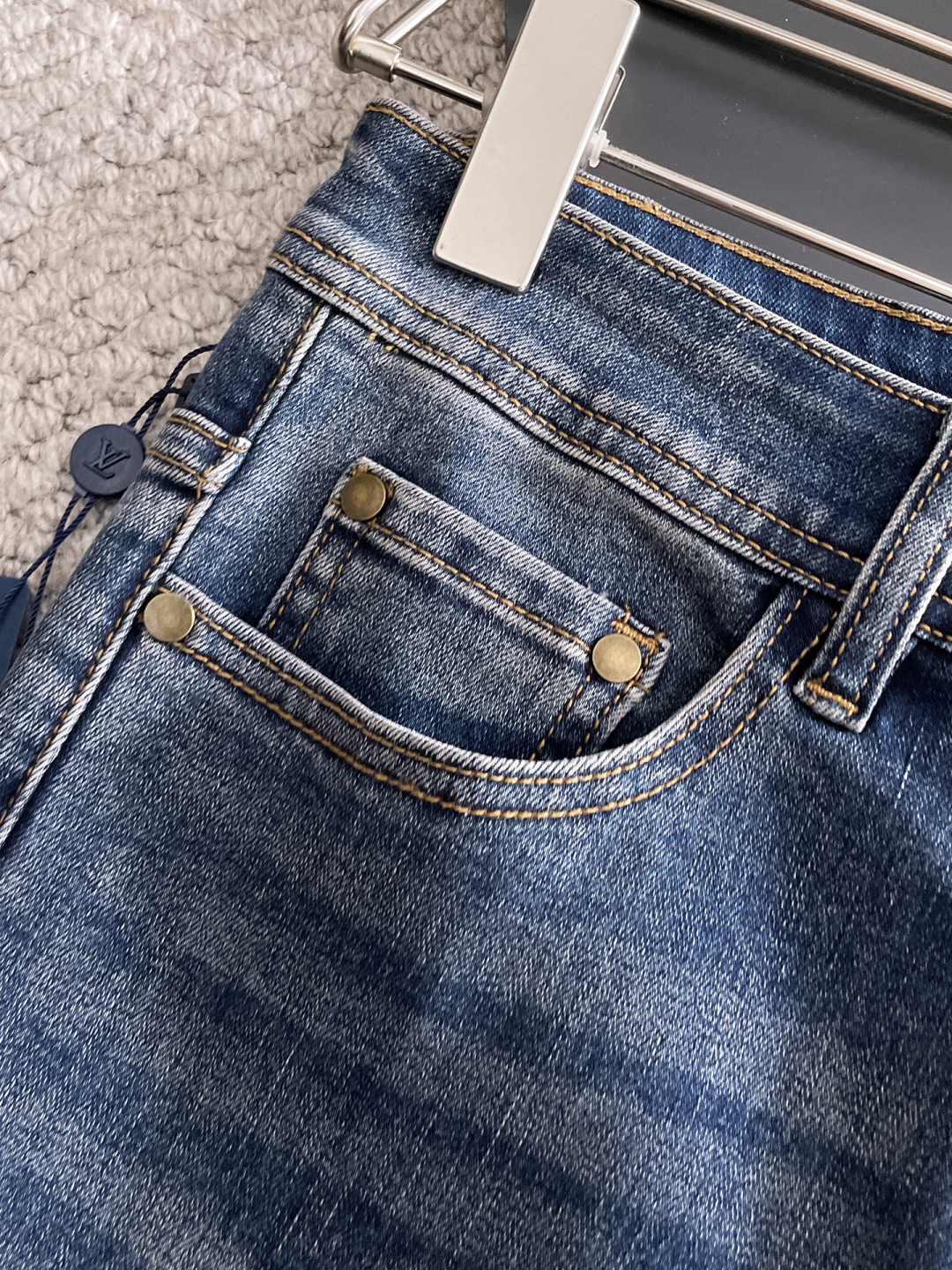 LV 男士丹宁牛仔裤，官宣画册海报穿搭款！ 客供高级进口的丹宁原色面料，特选日本冈山纯正13oz 盎司牛