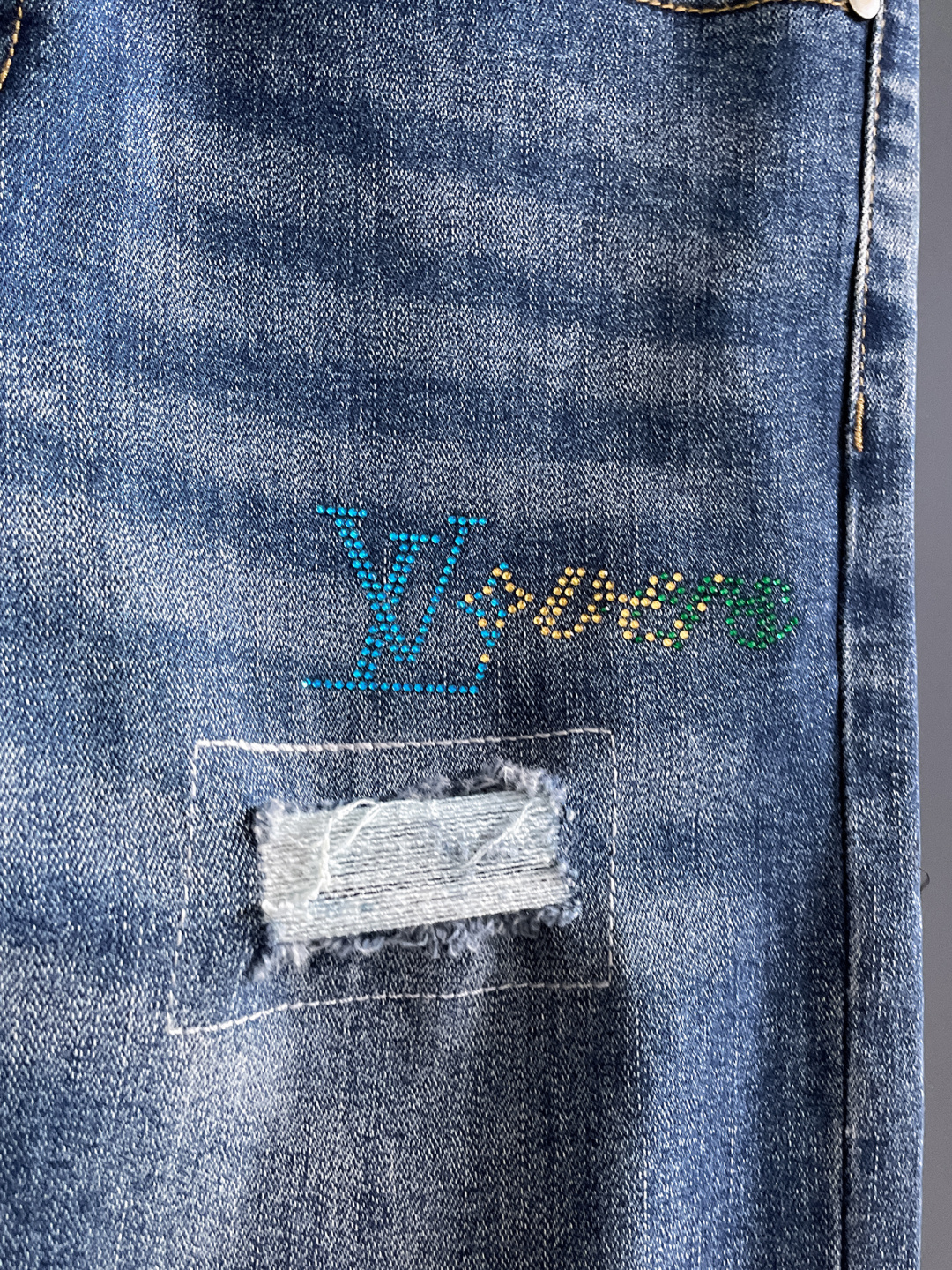 LV 男士丹宁牛仔裤，官宣画册海报穿搭款！ 客供高级进口的丹宁原色面料，特选日本冈山纯正13oz 盎司牛