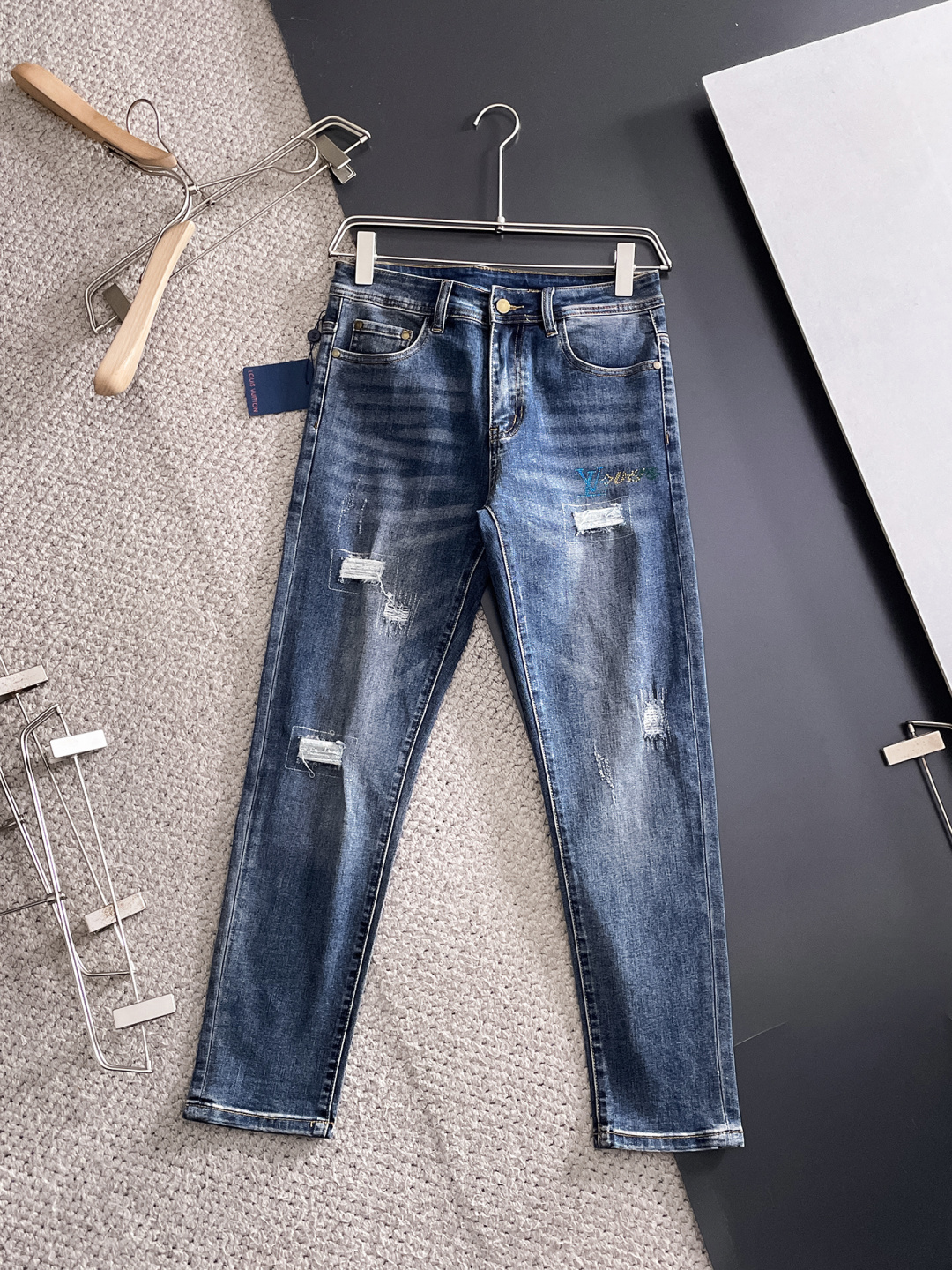 LV 男士丹宁牛仔裤，官宣画册海报穿搭款！ 客供高级进口的丹宁原色面料，特选日本冈山纯正13oz 盎司牛