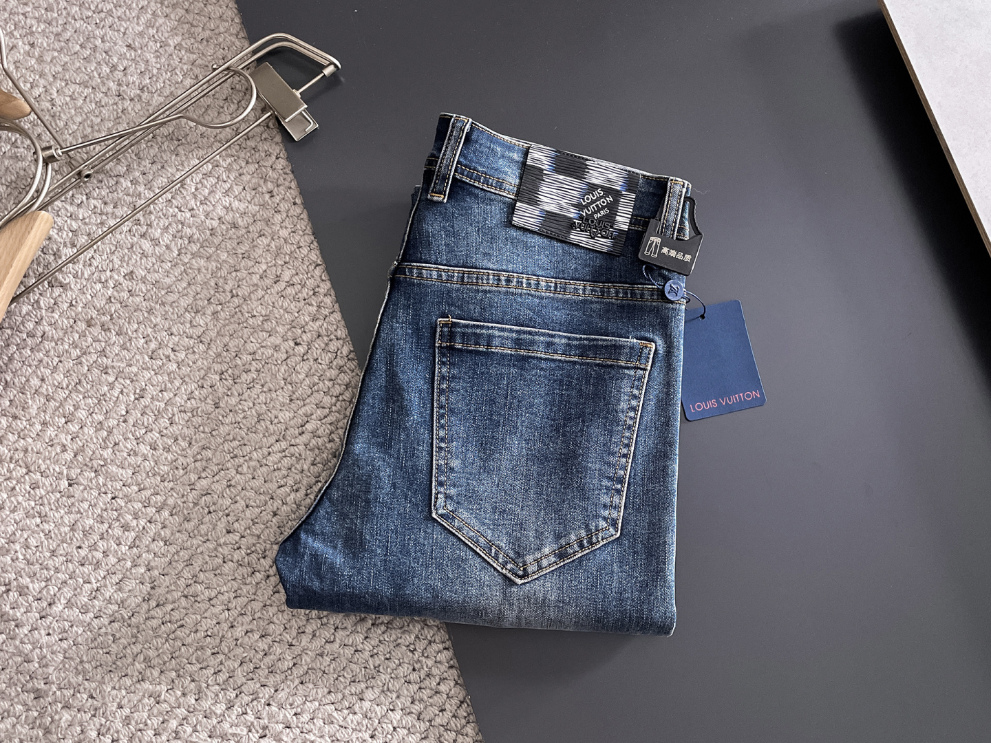 NO:625886,LV men's denim jeans, official album and poster outfit style!  High-grade imported denim raw color fabrics are supplied to customers, and the pure 13oz denim fabrics from Okayama, Japan are specially selected. Heavy-duty environmentally friendly plant enzyme washing process is used. The texture has a light retro color, which is quite beautiful and is very suitable for autumn and winter color matching. The fabric is soft and delicate after washing, but has strong bones and a slight stretch, providing an excellent comfortable experience. There is no damage from any technological elements throughout the body, retaining the purest tannin color!  The details throughout the body are perfect, exquisite and sophisticated. The latest leather label on the waist highlights the brand's characteristics. The hardware accessories, leather label and wiring all reflect the craftsmanship!  The silhouette is perfectly tailored and has excellent butt lift and slimming effect. It can be easily matched with any top in the wardrobe. It has wide compatibility and is suitable for various daily wear. The upper body is full of style. It is a must-have trousers for those who are obsessed with quality control and 1V!  Size 29-38 (not 35.37),,louis vuitton,jeans,alexander wang19860909LV 男士丹宁牛仔裤,官宣画册海报穿搭款！ 客供高级进口的丹宁原色面料,特选日本冈山纯正13oz 盎司牛仔布料,重磅环保植物酵素水洗工艺,肌理有着淡淡的复古色彩,相当漂亮,极符合秋冬的配色,面料经过水洗后柔软细腻,但筋骨感极强,且略带弹力,提供了绝佳的舒适体验,通身无任何工艺元素破坏,保留了最纯粹的丹宁本色！通身细节完美如斯,精湛且考究,最新的腰部皮标彰显了品牌特质,五金配件、皮标、走线无不体现出匠心工艺！版型剪裁完美,提臀修身效果绝佳,可轻松横扫衣橱任何的上装搭配,兼容性广泛,满足于日常各种穿搭,上身型款十足,于品质控及1V迷控者必入型裤装！ 尺码29—38（没35.37）,,louis vuitton,jeans,alexander wang,Men's clothing