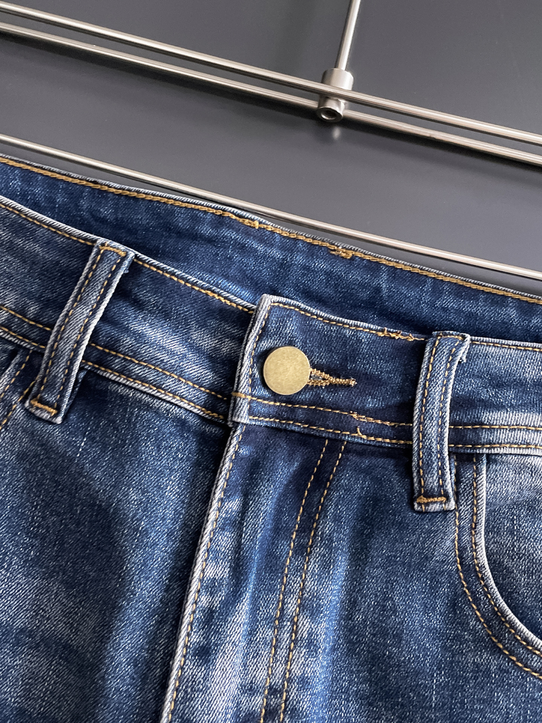 LV 男士丹宁牛仔裤，官宣画册海报穿搭款！ 客供高级进口的丹宁原色面料，特选日本冈山纯正13oz 盎司牛