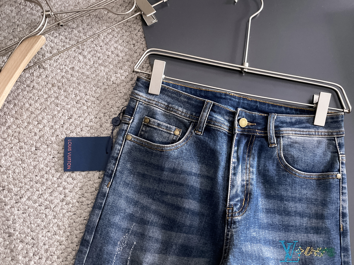 LV 男士丹宁牛仔裤，官宣画册海报穿搭款！ 客供高级进口的丹宁原色面料，特选日本冈山纯正13oz 盎司牛