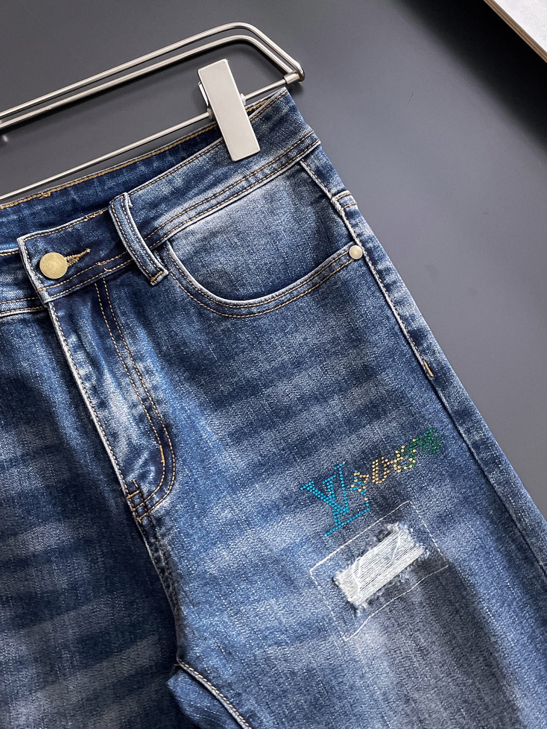 LV 男士丹宁牛仔裤，官宣画册海报穿搭款！ 客供高级进口的丹宁原色面料，特选日本冈山纯正13oz 盎司牛