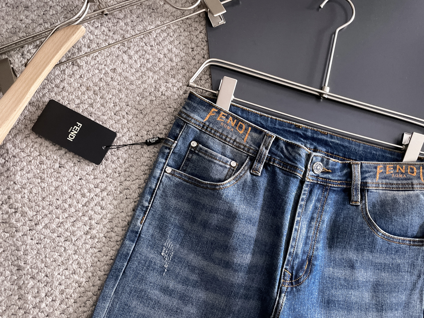 FENDI 芬迪 男士丹宁牛仔裤，官宣画册海报穿搭款！ 客供高级进口的丹宁原色面料，特选日本冈山纯正13