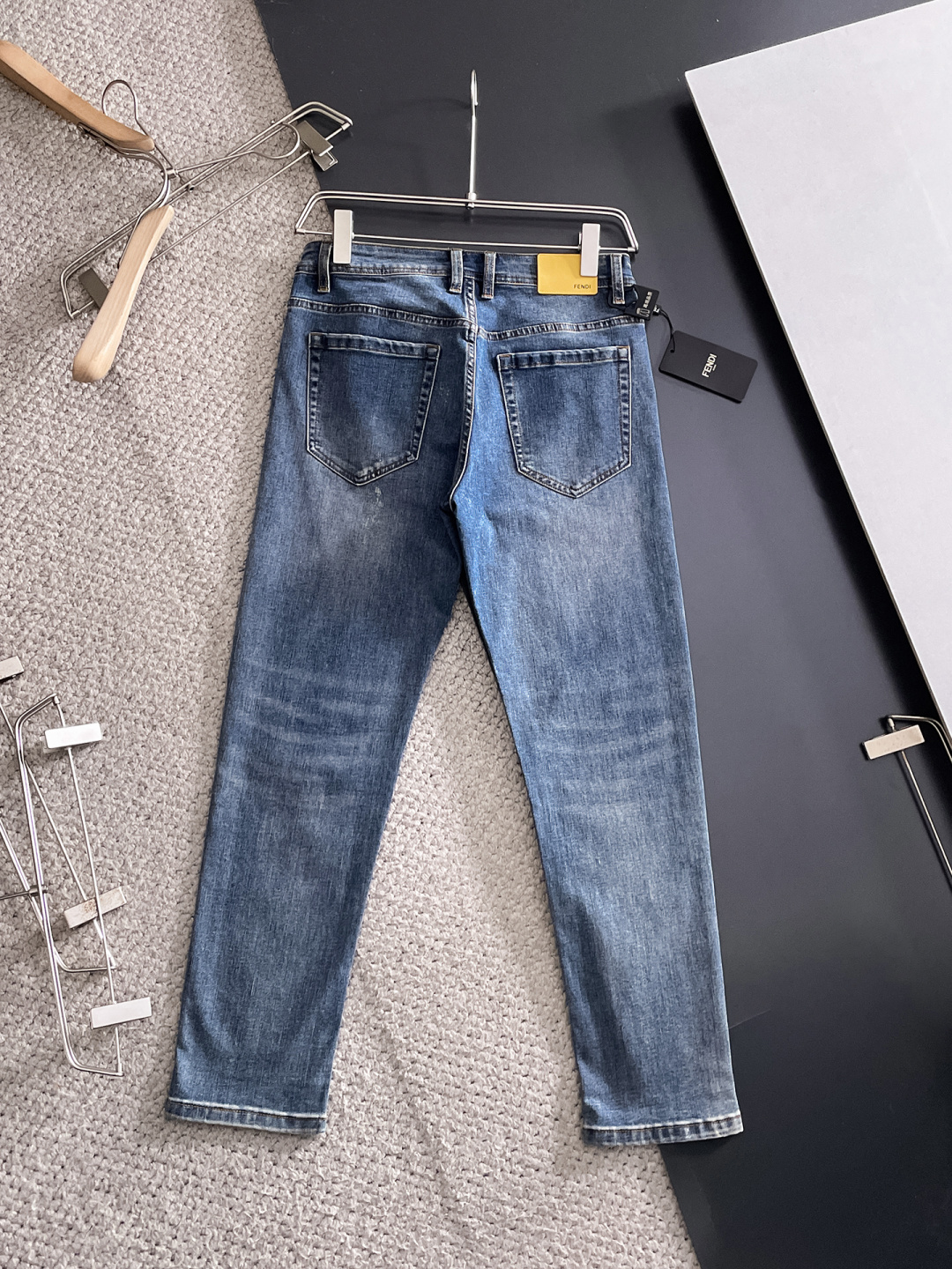 FENDI 芬迪 男士丹宁牛仔裤，官宣画册海报穿搭款！ 客供高级进口的丹宁原色面料，特选日本冈山纯正13