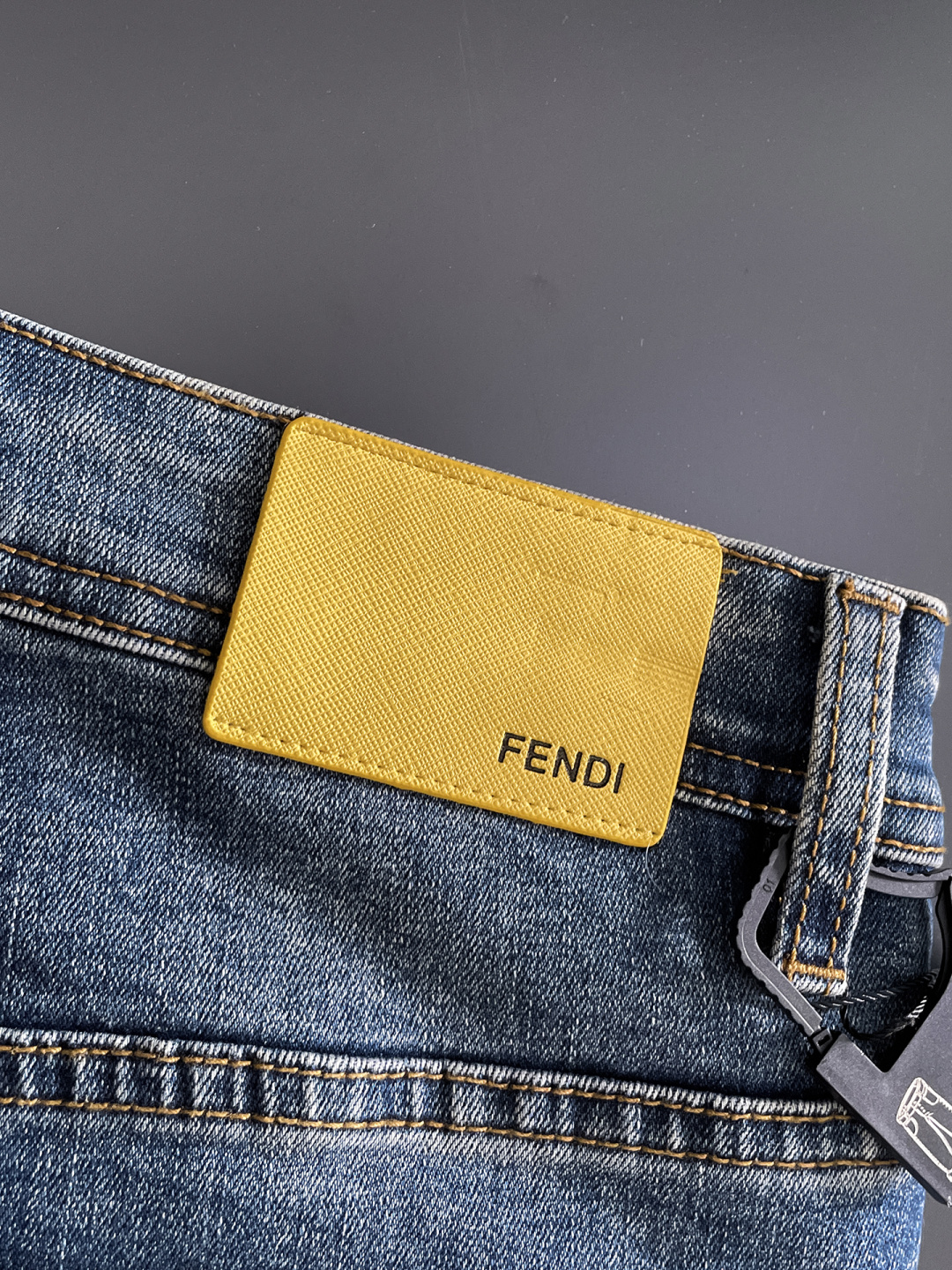 FENDI 芬迪 男士丹宁牛仔裤，官宣画册海报穿搭款！ 客供高级进口的丹宁原色面料，特选日本冈山纯正13