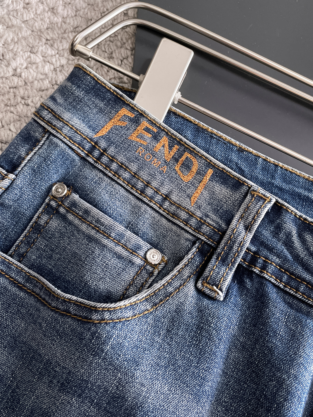 FENDI 芬迪 男士丹宁牛仔裤，官宣画册海报穿搭款！ 客供高级进口的丹宁原色面料，特选日本冈山纯正13