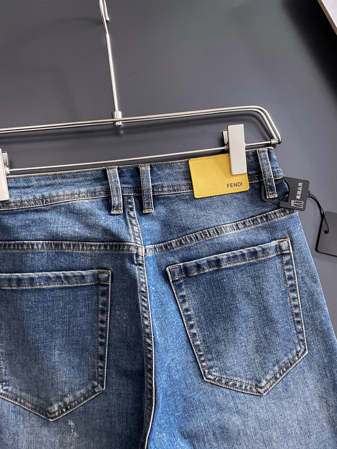 FENDI 芬迪 男士丹宁牛仔裤，官宣画册海报穿搭款！ 客供高级进口的丹宁原色面料，特选日本冈山纯正13
