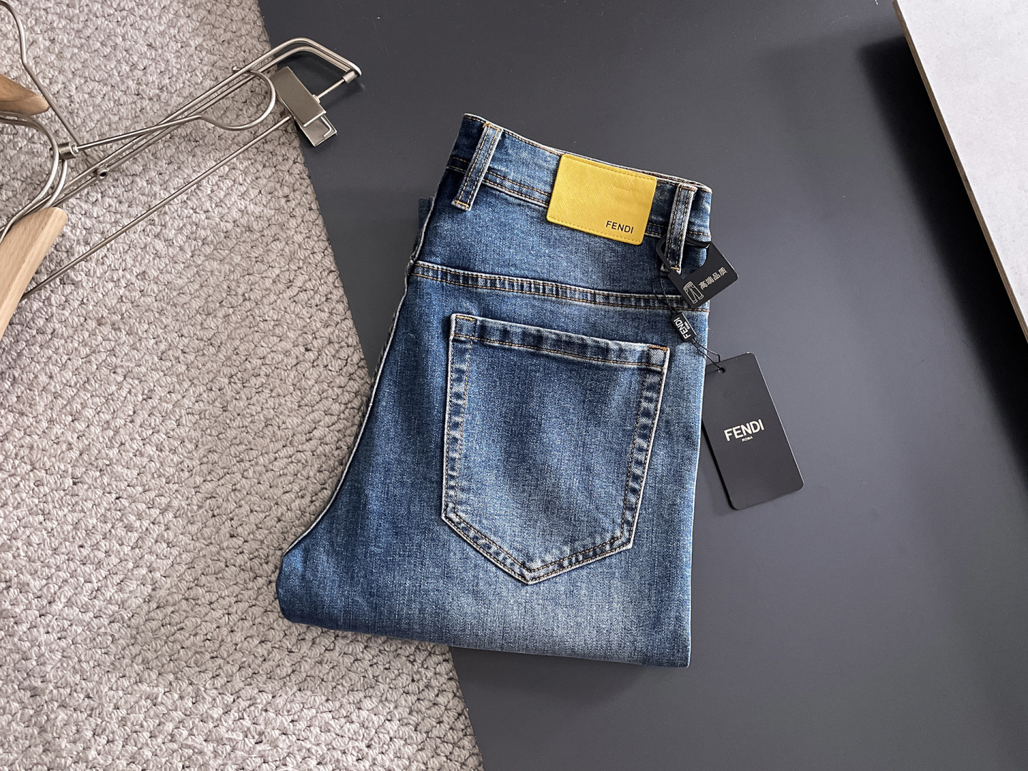 NO:625847,FENDI Fendi Men's Denim Jeans, Official Announcement Album and Poster Style!  High-grade imported denim raw color fabrics are supplied to customers, and the pure 13oz denim fabrics from Okayama, Japan are specially selected. Heavy-duty environmentally friendly plant enzyme washing process is used. The texture has a light retro color, which is quite beautiful and is very suitable for autumn and winter color matching. The fabric is soft and delicate after washing, but has strong bones and a slight stretch, providing an excellent comfortable experience. There is no damage from any technological elements throughout the body, retaining the purest tannin color!  The details throughout the body are perfect, exquisite and sophisticated. The latest leather label on the waist highlights the brand's characteristics. The hardware accessories, leather label and wiring all reflect the craftsmanship!  The silhouette is perfectly tailored and has excellent butt lift and slimming effect. It can be easily matched with any top in the wardrobe. It has wide compatibility and is suitable for various daily wear. The upper body is full of style. It is a must-have trousers for those who are obsessed with quality control and 1V!  Size 29-38 (not 35.37),,fendi,fendi,jeans,alexander wang19860909FENDI 芬迪 男士丹宁牛仔裤,官宣画册海报穿搭款！ 客供高级进口的丹宁原色面料,特选日本冈山纯正13oz 盎司牛仔布料,重磅环保植物酵素水洗工艺,肌理有着淡淡的复古色彩,相当漂亮,极符合秋冬的配色,面料经过水洗后柔软细腻,但筋骨感极强,且略带弹力,提供了绝佳的舒适体验,通身无任何工艺元素破坏,保留了最纯粹的丹宁本色！通身细节完美如斯,精湛且考究,最新的腰部皮标彰显了品牌特质,五金配件、皮标、走线无不体现出匠心工艺！版型剪裁完美,提臀修身效果绝佳,可轻松横扫衣橱任何的上装搭配,兼容性广泛,满足于日常各种穿搭,上身型款十足,于品质控及1V迷控者必入型裤装！ 尺码29—38（没35.37）,,fendi,fendi,jeans,alexander wang,Men's clothing