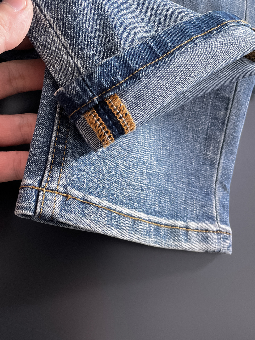 FENDI 芬迪 男士丹宁牛仔裤，官宣画册海报穿搭款！ 客供高级进口的丹宁原色面料，特选日本冈山纯正13