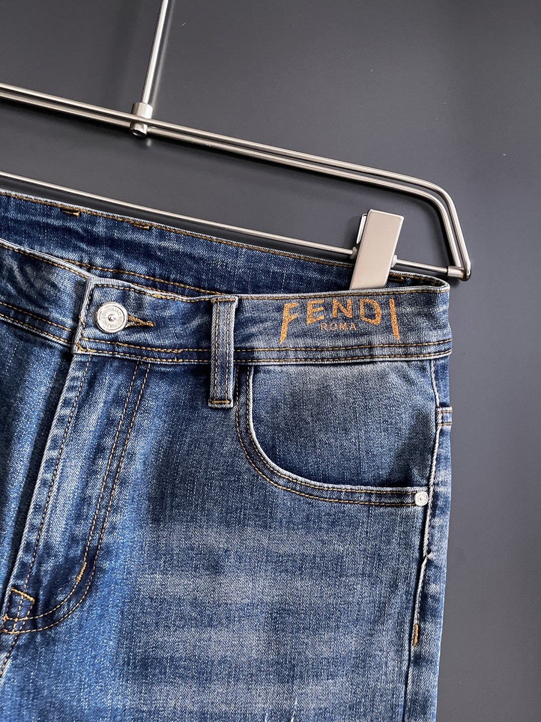 FENDI 芬迪 男士丹宁牛仔裤，官宣画册海报穿搭款！ 客供高级进口的丹宁原色面料，特选日本冈山纯正13