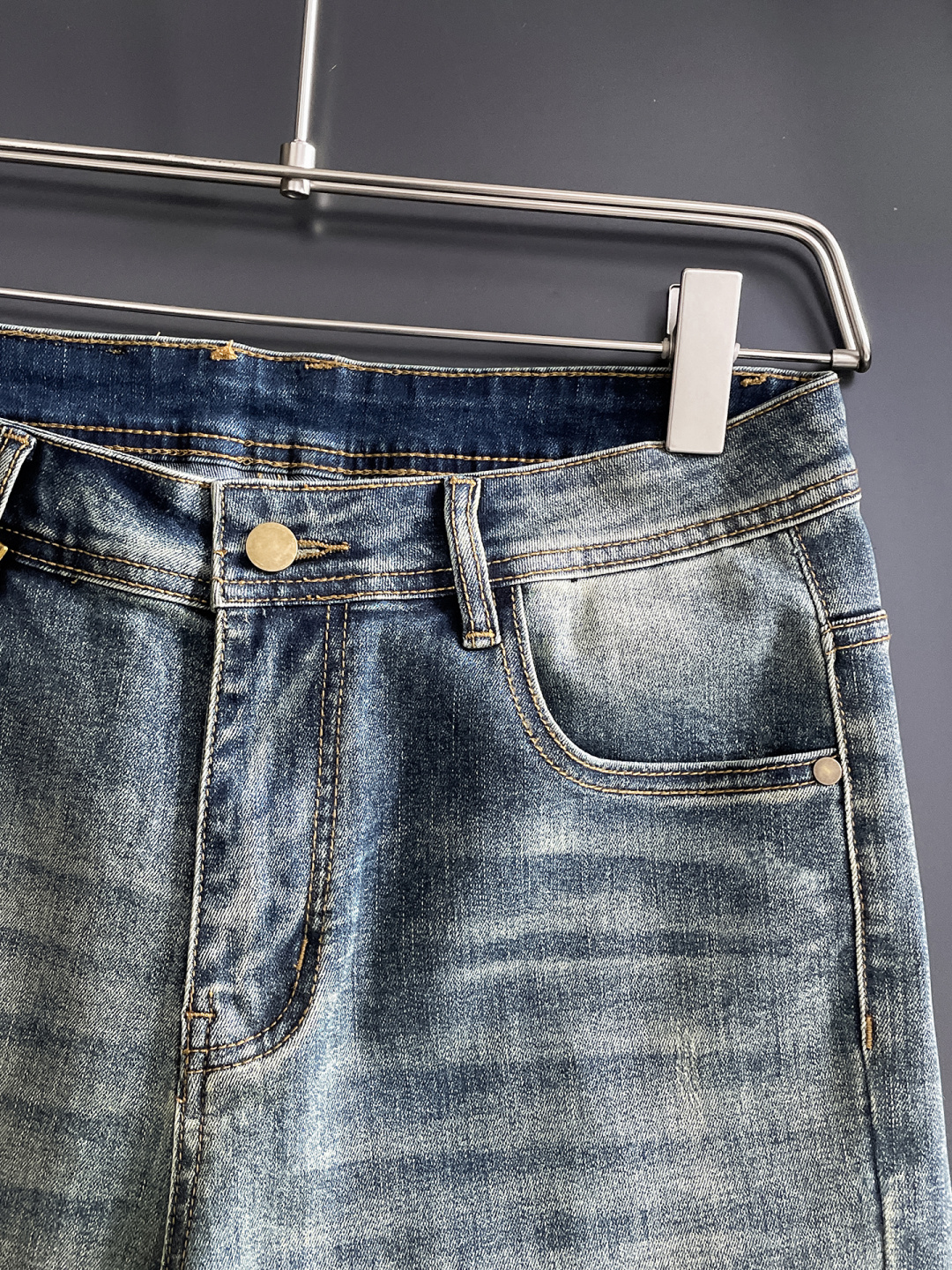 LV 男士丹宁牛仔裤，官宣画册海报穿搭款！ 客供高级进口的丹宁原色面料，特选日本冈山纯正13oz 盎司牛