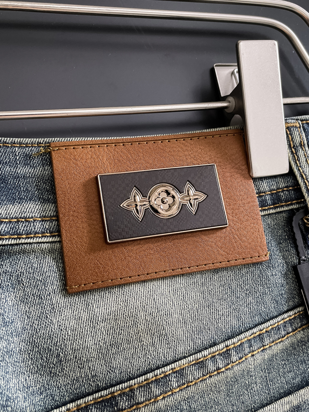 LV 男士丹宁牛仔裤，官宣画册海报穿搭款！ 客供高级进口的丹宁原色面料，特选日本冈山纯正13oz 盎司牛