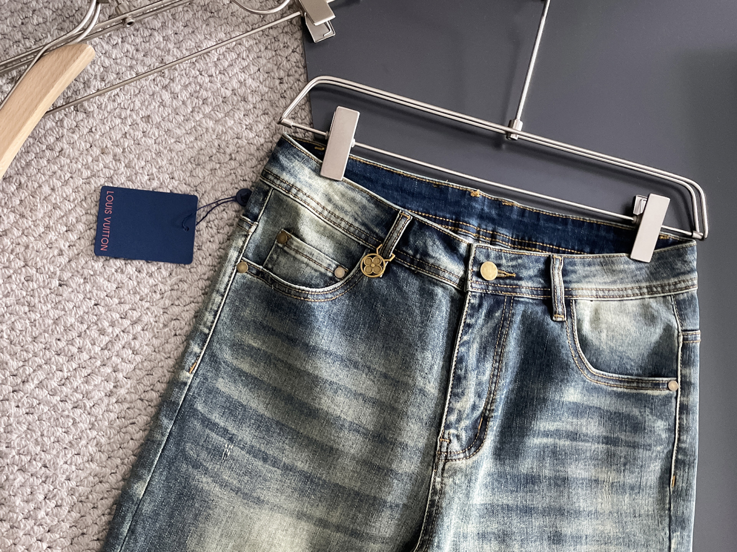 LV 男士丹宁牛仔裤，官宣画册海报穿搭款！ 客供高级进口的丹宁原色面料，特选日本冈山纯正13oz 盎司牛