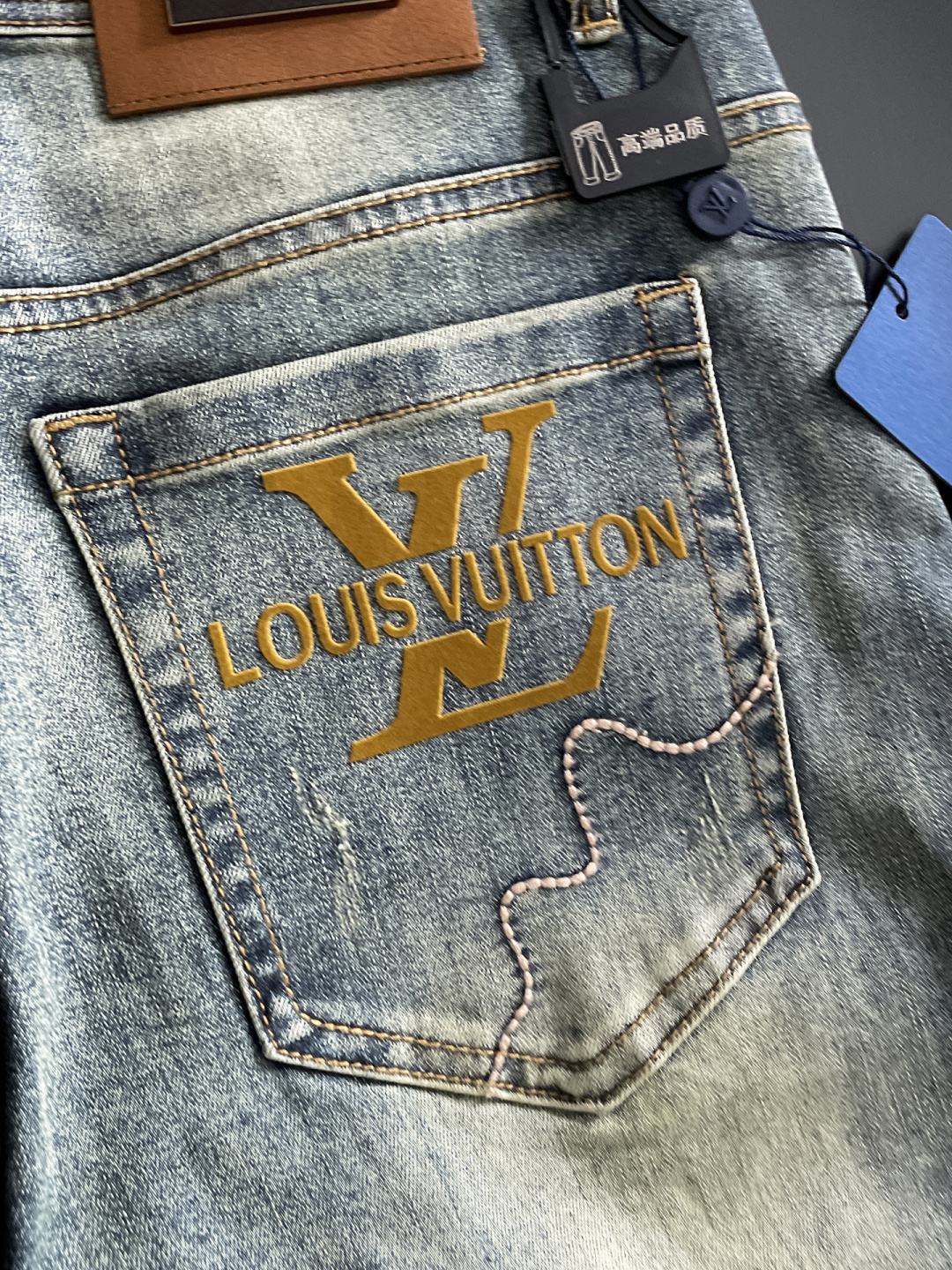 LV 男士丹宁牛仔裤，官宣画册海报穿搭款！ 客供高级进口的丹宁原色面料，特选日本冈山纯正13oz 盎司牛