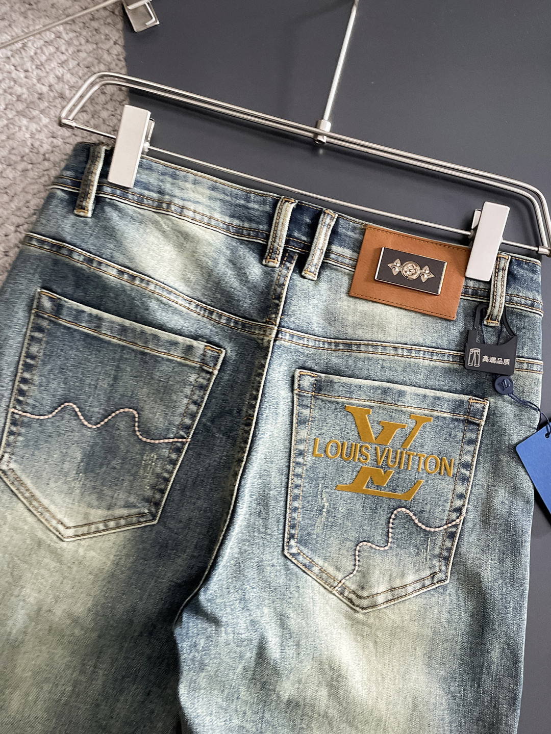 LV 男士丹宁牛仔裤，官宣画册海报穿搭款！ 客供高级进口的丹宁原色面料，特选日本冈山纯正13oz 盎司牛