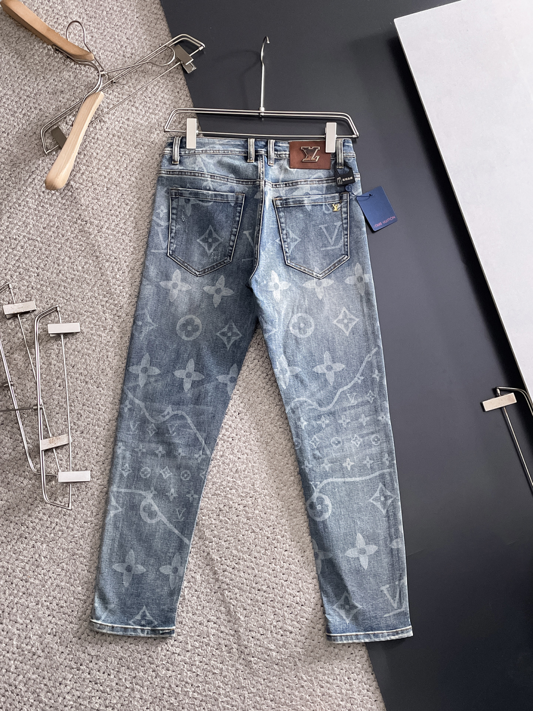 LV 男士丹宁牛仔裤，官宣画册海报穿搭款！ 客供高级进口的丹宁原色面料，特选日本冈山纯正13oz 盎司牛