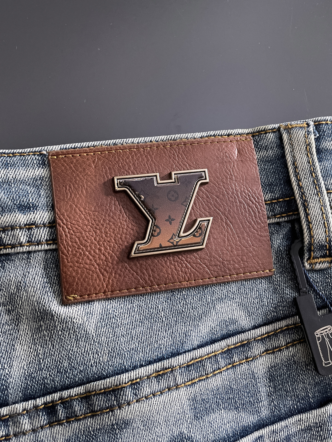 LV 男士丹宁牛仔裤，官宣画册海报穿搭款！ 客供高级进口的丹宁原色面料，特选日本冈山纯正13oz 盎司牛