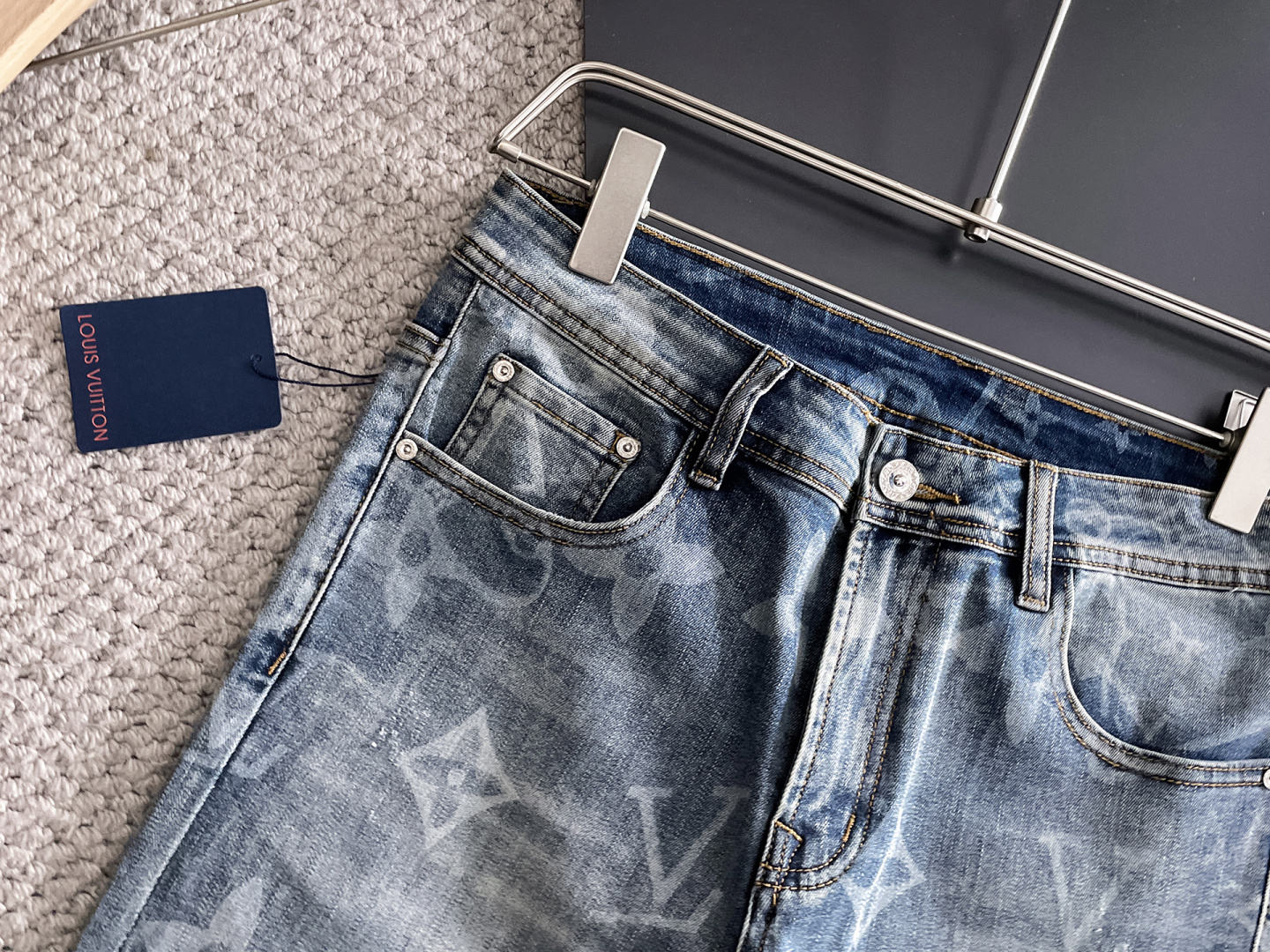 LV 男士丹宁牛仔裤，官宣画册海报穿搭款！ 客供高级进口的丹宁原色面料，特选日本冈山纯正13oz 盎司牛