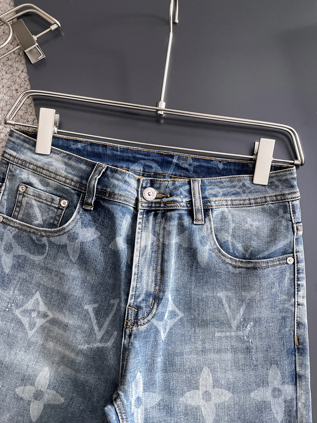 LV 男士丹宁牛仔裤，官宣画册海报穿搭款！ 客供高级进口的丹宁原色面料，特选日本冈山纯正13oz 盎司牛