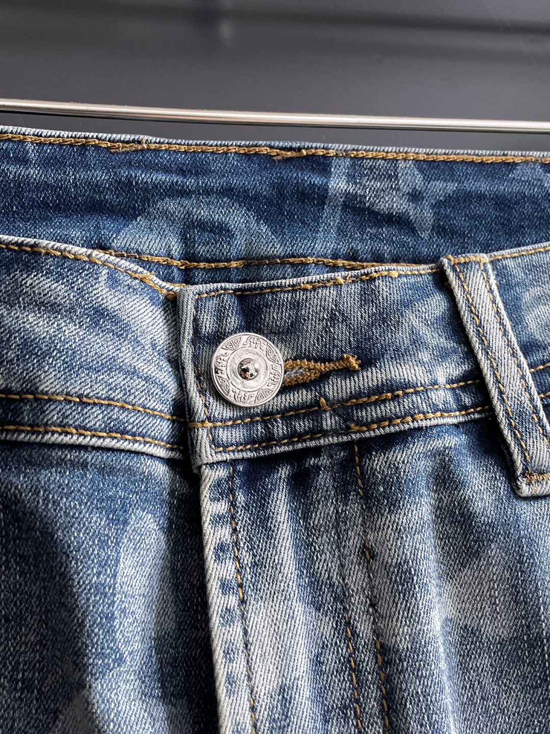 LV 男士丹宁牛仔裤，官宣画册海报穿搭款！ 客供高级进口的丹宁原色面料，特选日本冈山纯正13oz 盎司牛