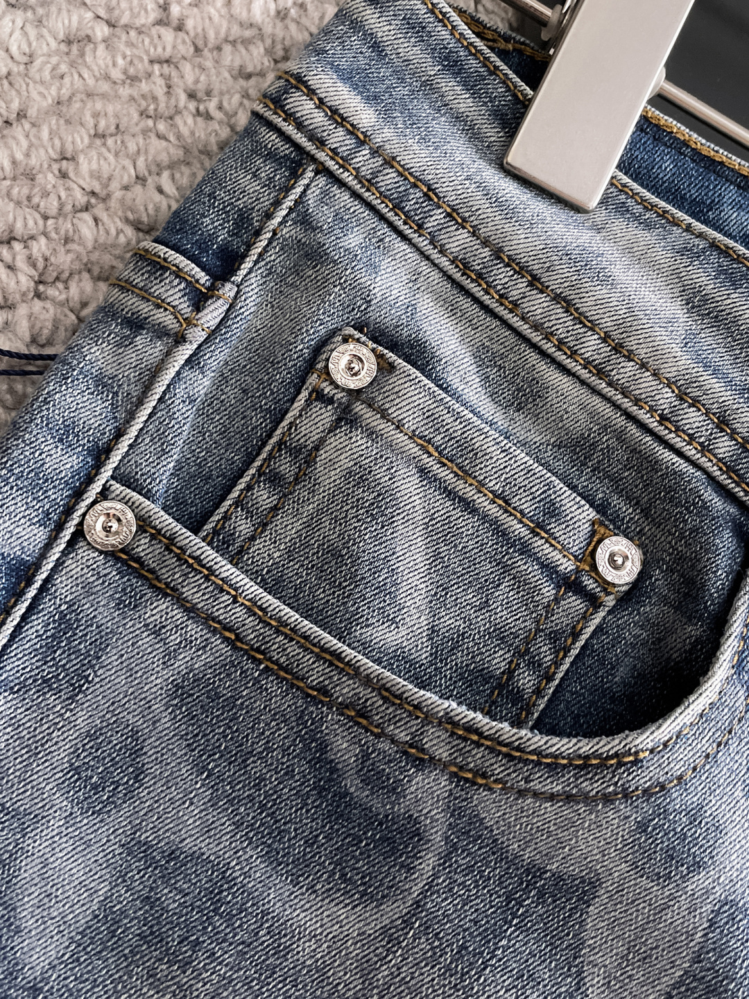 LV 男士丹宁牛仔裤，官宣画册海报穿搭款！ 客供高级进口的丹宁原色面料，特选日本冈山纯正13oz 盎司牛