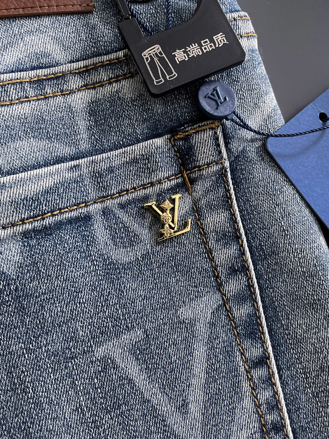 LV 男士丹宁牛仔裤，官宣画册海报穿搭款！ 客供高级进口的丹宁原色面料，特选日本冈山纯正13oz 盎司牛