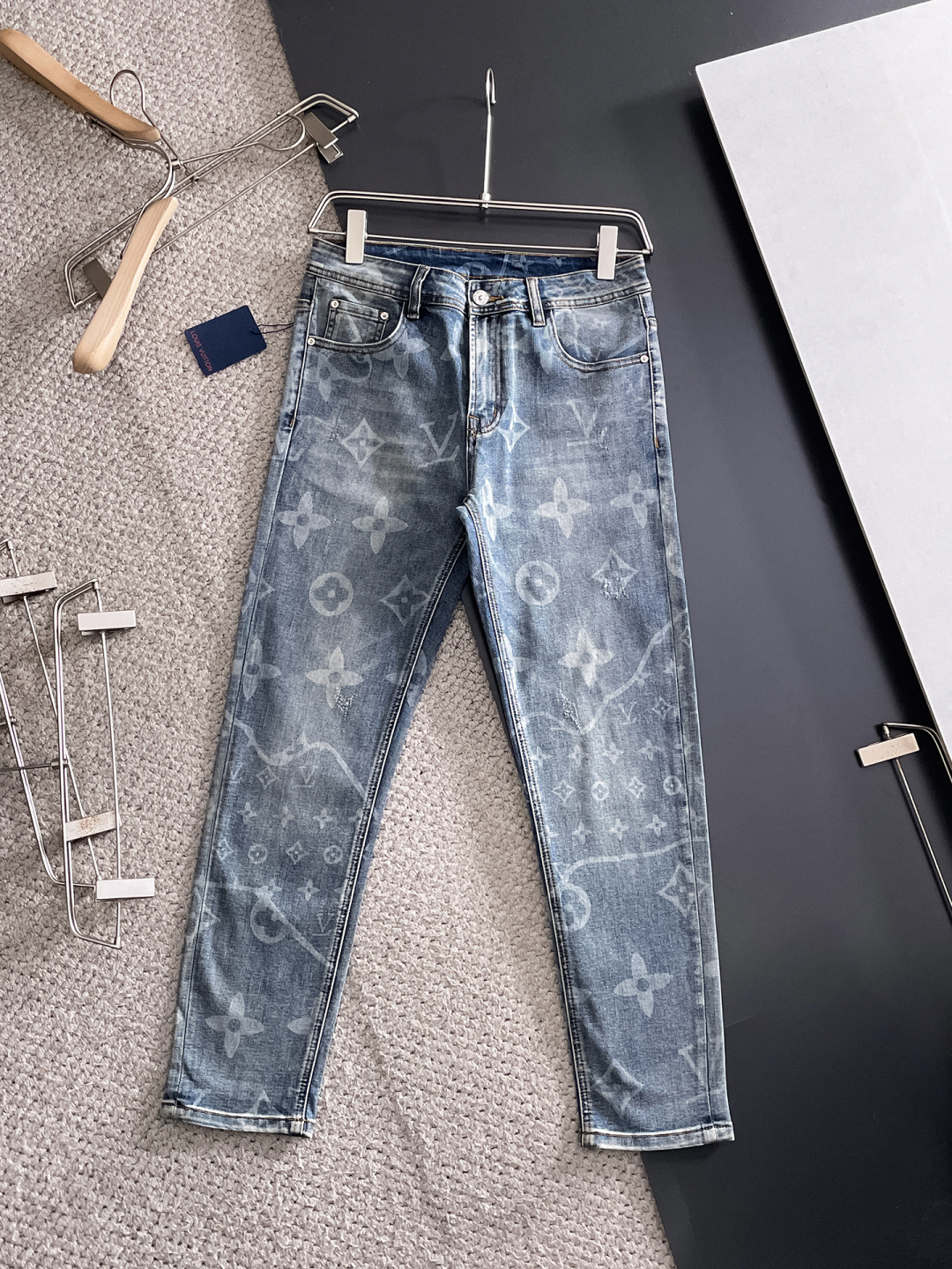 LV 男士丹宁牛仔裤，官宣画册海报穿搭款！ 客供高级进口的丹宁原色面料，特选日本冈山纯正13oz 盎司牛