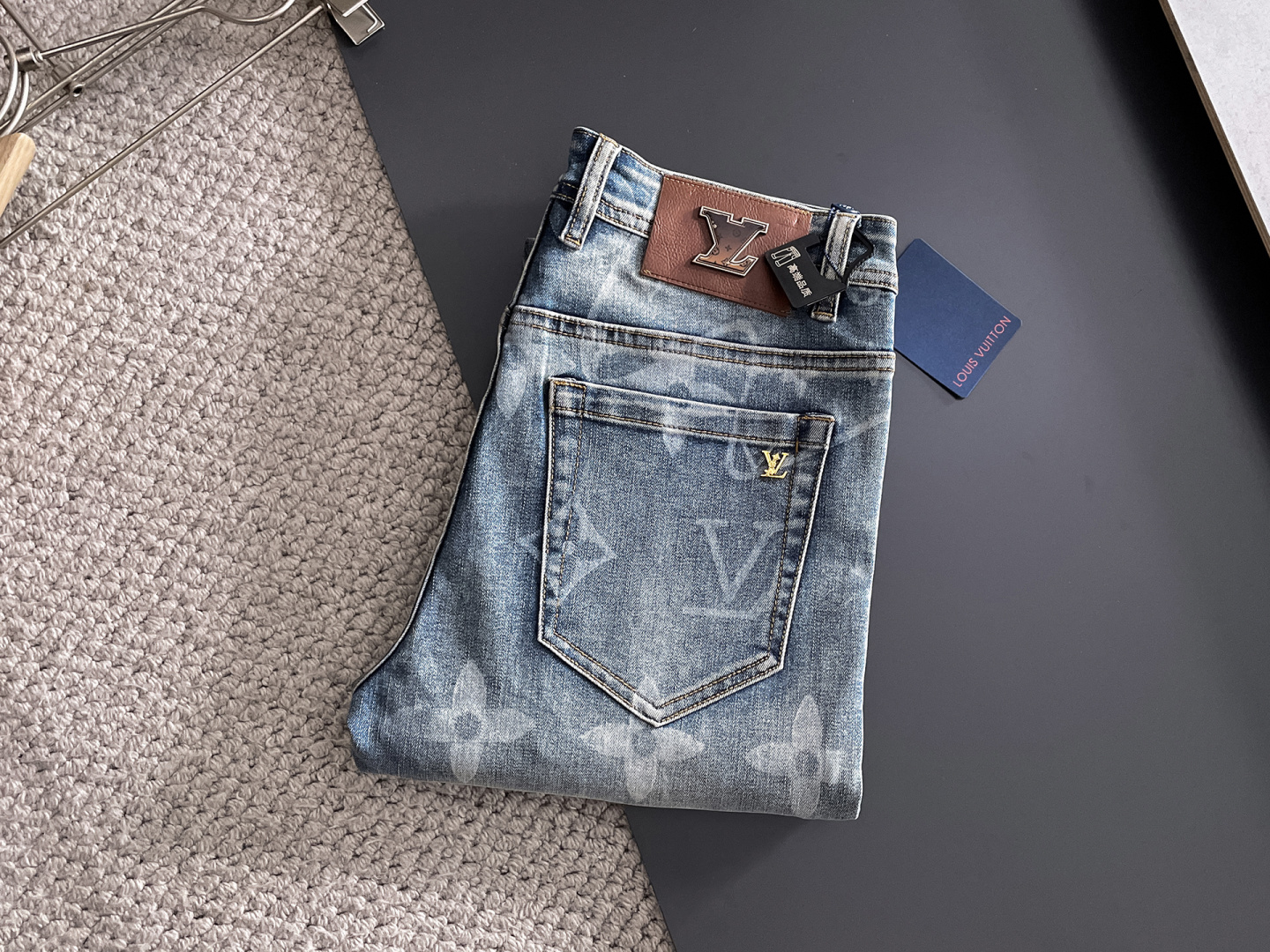 NO:625856,LV men's denim jeans, official album and poster outfit style!  High-grade imported denim raw color fabrics are supplied to customers, and the pure 13oz denim fabrics from Okayama, Japan are specially selected. Heavy-duty environmentally friendly plant enzyme washing process is used. The texture has a light retro color, which is quite beautiful and is very suitable for autumn and winter color matching. The fabric is soft and delicate after washing, but has strong bones and a slight stretch, providing an excellent comfortable experience. There is no damage from any technological elements throughout the body, retaining the purest tannin color!  The details throughout the body are perfect, exquisite and sophisticated. The latest leather label on the waist highlights the brand's characteristics. The hardware accessories, leather label and wiring all reflect the craftsmanship!  The silhouette is perfectly tailored and has excellent butt lift and slimming effect. It can be easily matched with any top in the wardrobe. It has wide compatibility and is suitable for various daily wear. The upper body is full of style. It is a must-have trousers for those who are obsessed with quality control and 1V!  Size 29-38 (not 35.37),,louis vuitton,jeans,alexander wang19860909LV 男士丹宁牛仔裤,官宣画册海报穿搭款！ 客供高级进口的丹宁原色面料,特选日本冈山纯正13oz 盎司牛仔布料,重磅环保植物酵素水洗工艺,肌理有着淡淡的复古色彩,相当漂亮,极符合秋冬的配色,面料经过水洗后柔软细腻,但筋骨感极强,且略带弹力,提供了绝佳的舒适体验,通身无任何工艺元素破坏,保留了最纯粹的丹宁本色！通身细节完美如斯,精湛且考究,最新的腰部皮标彰显了品牌特质,五金配件、皮标、走线无不体现出匠心工艺！版型剪裁完美,提臀修身效果绝佳,可轻松横扫衣橱任何的上装搭配,兼容性广泛,满足于日常各种穿搭,上身型款十足,于品质控及1V迷控者必入型裤装！ 尺码29—38（没35.37）,,louis vuitton,jeans,alexander wang,Men's clothing