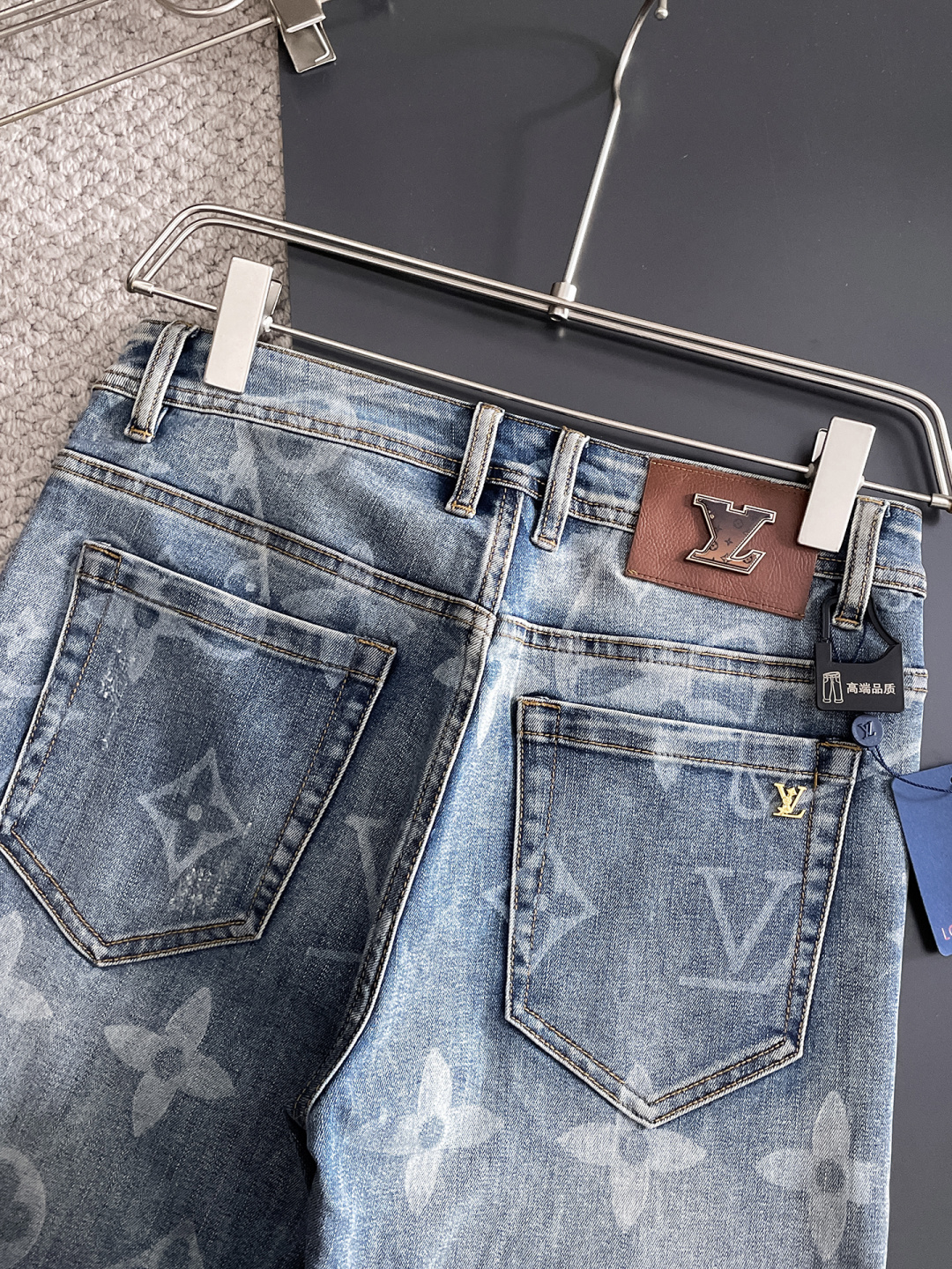 LV 男士丹宁牛仔裤，官宣画册海报穿搭款！ 客供高级进口的丹宁原色面料，特选日本冈山纯正13oz 盎司牛