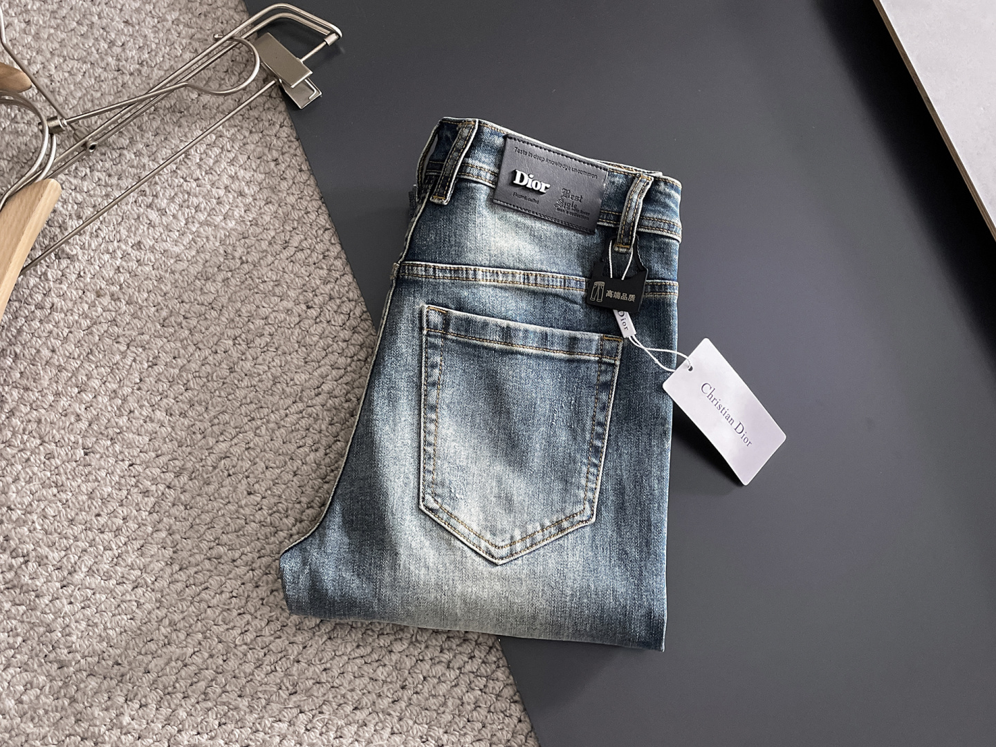 NO:625865,Dior men's denim jeans, official album and poster style!  High-grade imported denim raw color fabrics are supplied to customers, and the pure 13oz denim fabrics from Okayama, Japan are specially selected. Heavy-duty environmentally friendly plant enzyme washing process is used. The texture has a light retro color, which is quite beautiful and is very suitable for autumn and winter color matching. The fabric is soft and delicate after washing, but has strong bones and a slight stretch, providing an excellent comfortable experience. There is no damage from any technological elements throughout the body, retaining the purest tannin color!  The details throughout the body are perfect, exquisite and sophisticated. The latest leather label on the waist highlights the brand's characteristics. The hardware accessories, leather label and wiring all reflect the craftsmanship!  The silhouette is perfectly tailored and has excellent butt lift and slimming effect. It can be easily matched with any top in the wardrobe. It has wide compatibility and is suitable for various daily wear. The upper body is full of style. It is a must-have trousers for those who are obsessed with quality control and 1V!  Size 29-38 (not 35.37), dior, dior, jeans, alexander wang19860909Dior 迪奥 男士丹宁牛仔裤,官宣画册海报穿搭款！ 客供高级进口的丹宁原色面料,特选日本冈山纯正13oz 盎司牛仔布料,重磅环保植物酵素水洗工艺,肌理有着淡淡的复古色彩,相当漂亮,极符合秋冬的配色,面料经过水洗后柔软细腻,但筋骨感极强,且略带弹力,提供了绝佳的舒适体验,通身无任何工艺元素破坏,保留了最纯粹的丹宁本色！通身细节完美如斯,精湛且考究,最新的腰部皮标彰显了品牌特质,五金配件、皮标、走线无不体现出匠心工艺！版型剪裁完美,提臀修身效果绝佳,可轻松横扫衣橱任何的上装搭配,兼容性广泛,满足于日常各种穿搭,上身型款十足,于品质控及1V迷控者必入型裤装！ 尺码29—38（没35.37）,,dior,dior,jeans,alexander wang,Men's clothing