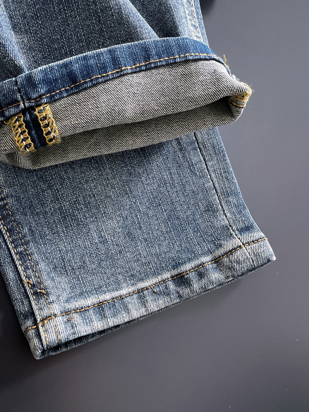 Armani 阿玛尼 男士丹宁牛仔裤，官宣画册海报穿搭款！ 客供高级进口的丹宁原色面料，特选日本冈山纯正