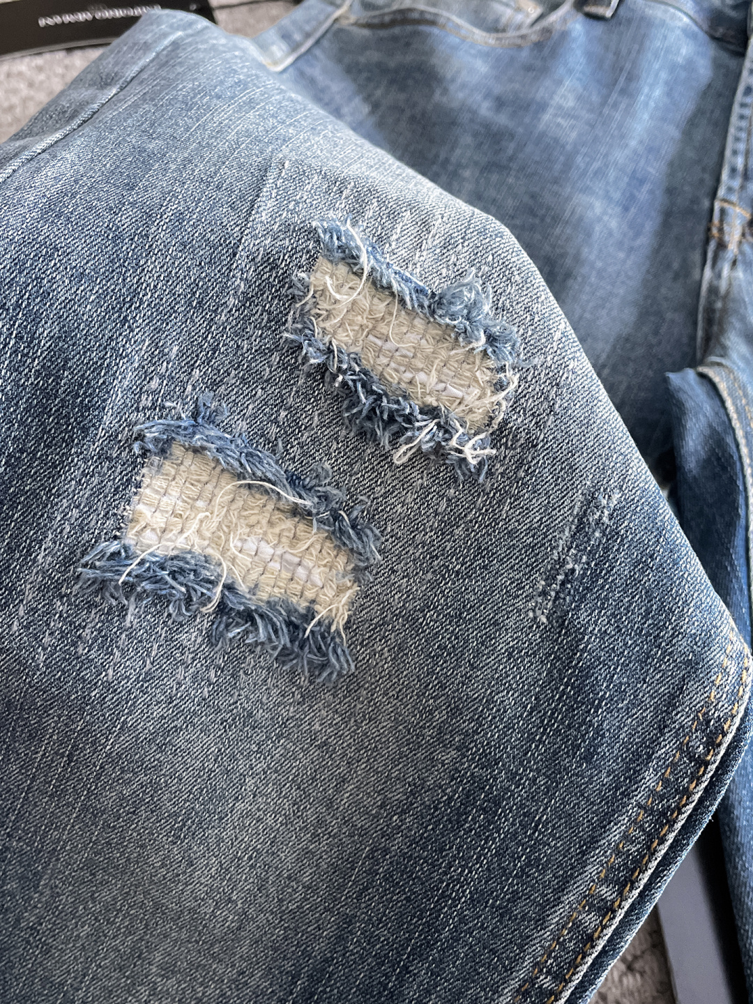 Armani 阿玛尼 男士丹宁牛仔裤，官宣画册海报穿搭款！ 客供高级进口的丹宁原色面料，特选日本冈山纯正